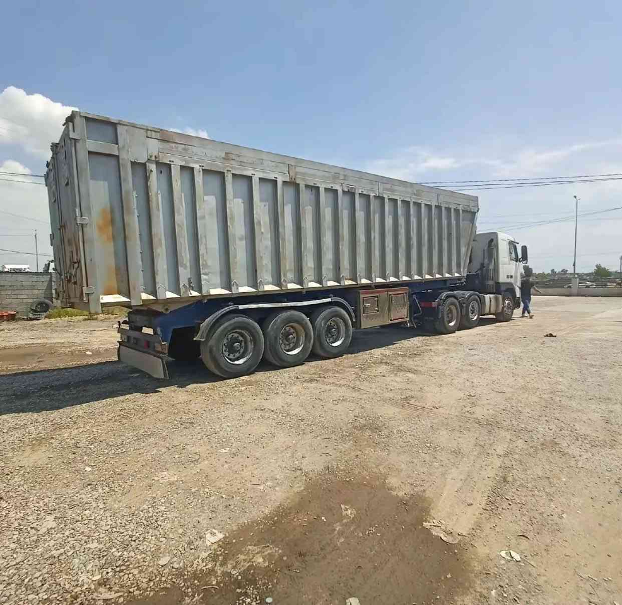 سلام عليكم
سياره فالفو موديل2000

سنكل و3 محاور مربوط سياره جاهزه بشغل 

سياره نضيفه وجاهزه على اخر حبه 

حمول٥٠ طن حنطه 

مكفول من دعاميه لدعاميه 

***********
