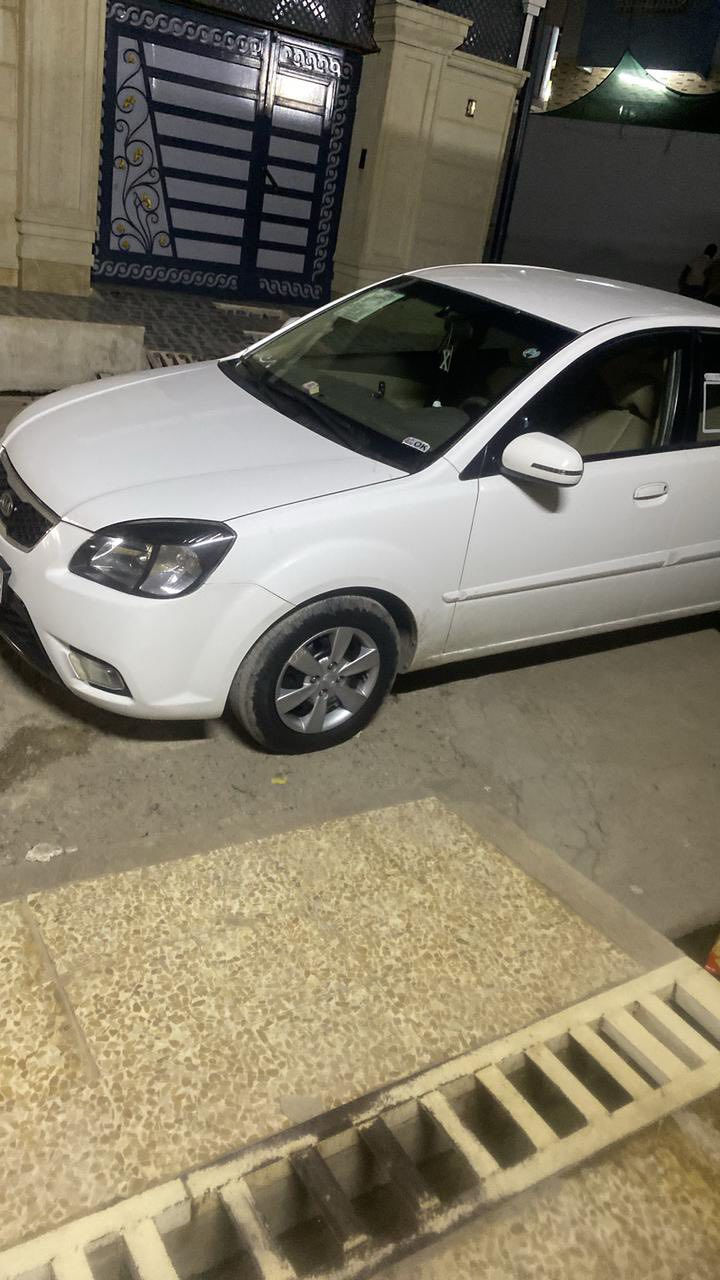 كيا ريو 2012
محرك ١٤ 
بدون ضرر صبغ فقط شبرين بالبوند غيرها ماكو 
سعر (١٠٠) وبيها مجال
رقم واتس ***********
اتصال ***********
