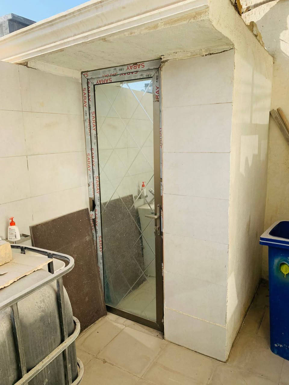 سلام عليكم بيت البيع مساح 100م واجهيه 6ونص ونزال 16 يحتوي ع استقبال ومطبخ وغرف وفوك 2غرف وصحيات العنوان البعيثه سلطان شارع مقابل مول القاسم استفسار اتصال ***********
