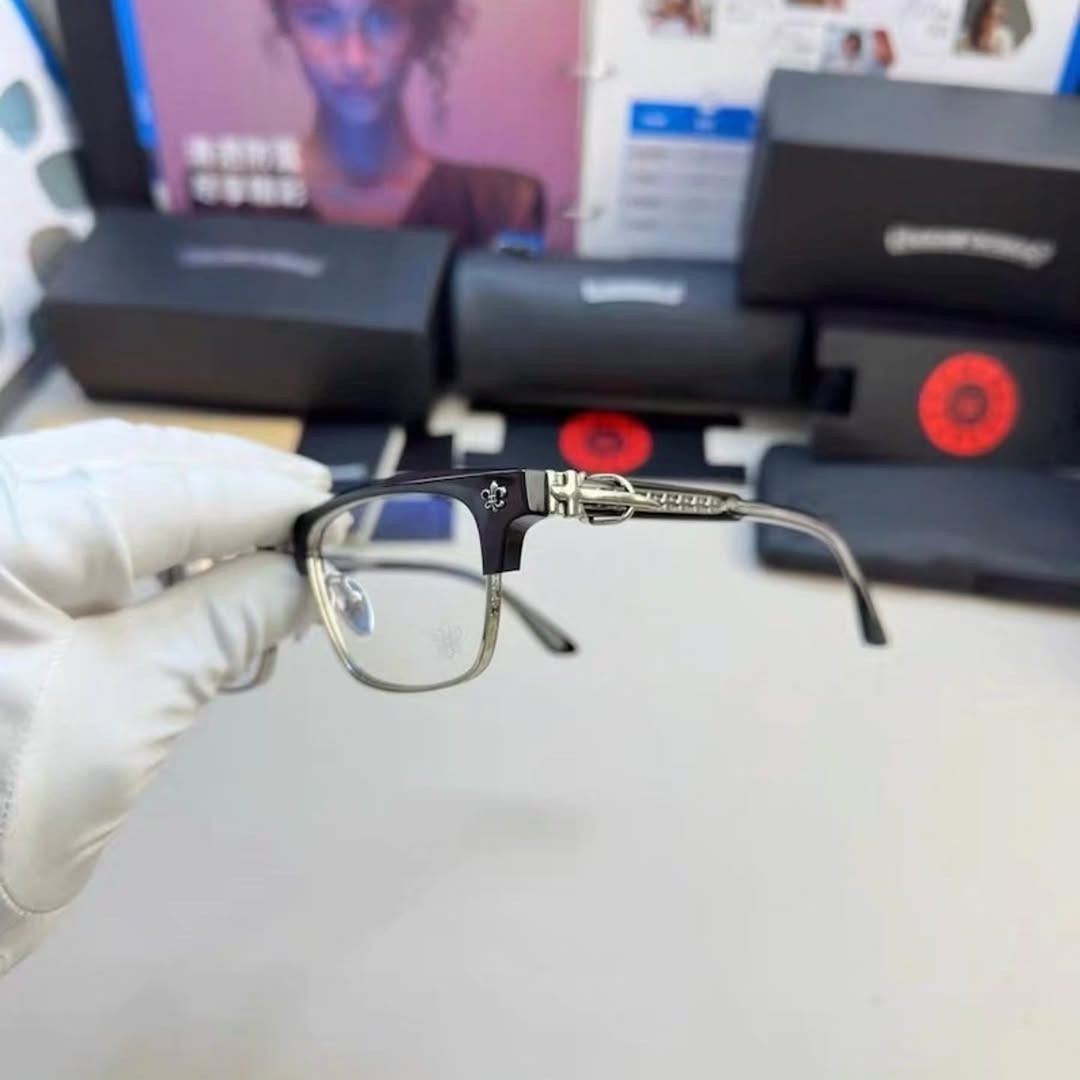✧･ﾟ: ✦  lentes Chrome Hearts Glasses ✦ :･ﾟ✧

نظارات Chrome Hearts نصف معدن ✦
تصميم فاخر بتفاصيل عصرية وأنيقة
مناسبة للرجال والنساء ✨

💰 السعر: 14,000 د.ع

📦 توصيل بغداد: 4,000 🚚
📦 باقي المحافظات: 6,000 🚚

📲 للحجز عبر واتساب: ***********
أو راسلونا على الخاص ✨
