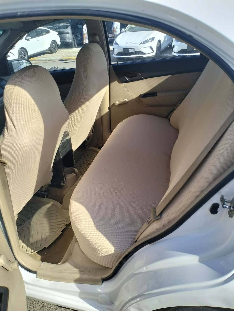 ٢٠١١ ألسيارة جديدة و مكفولة ..فقط يم البك لايت اليمين بيها كرت شبر فقط..وباب النفر بي بارد..وكرت شبر.السعر ٦٧..***********
