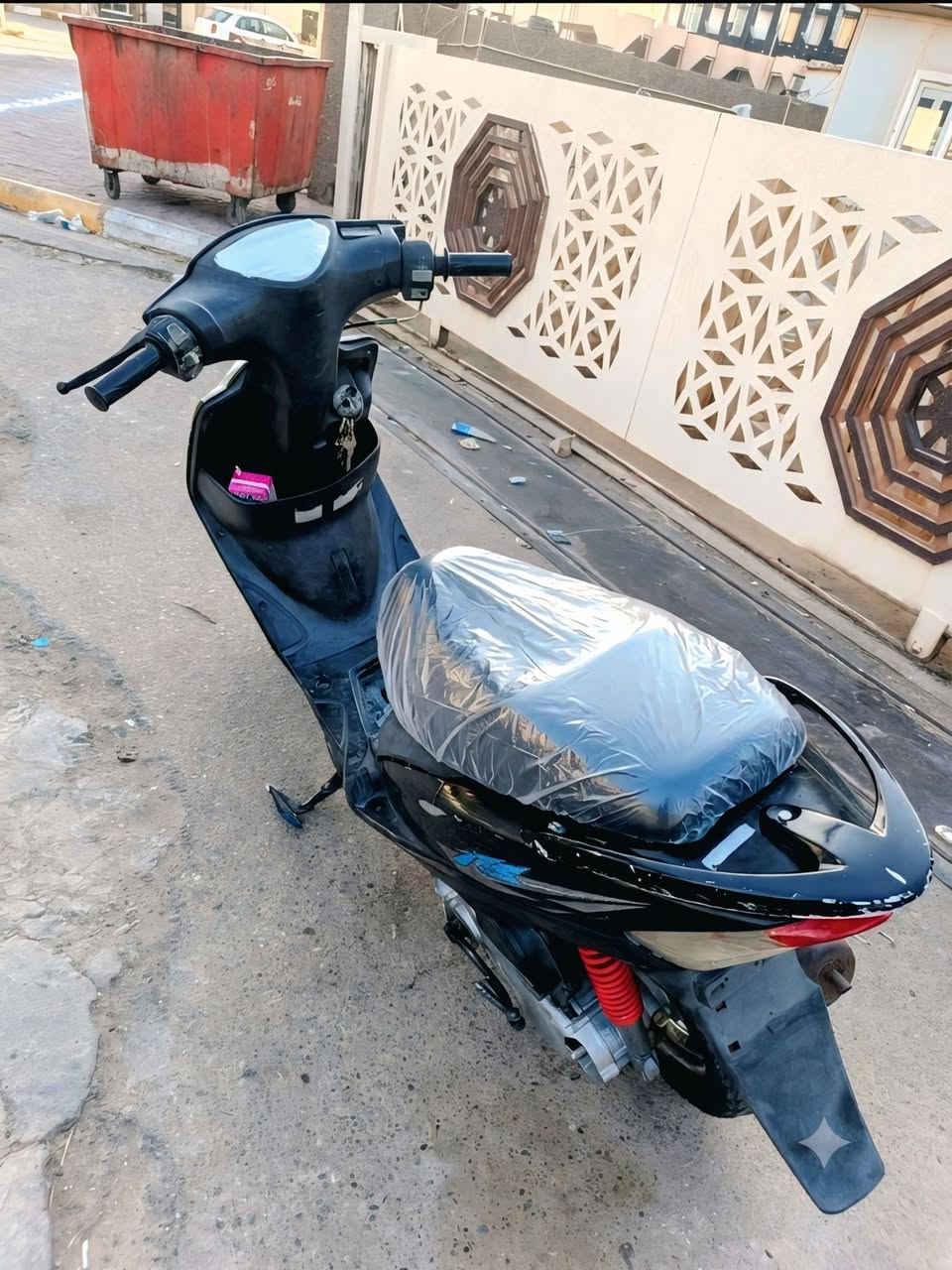 ماكس عدلة بلادي
بوشة 49 محرك مكفول ما مفتوح بلادي 
الدراجة خير من الله مرتبة تحتاج شوي عناية بسيطة 
سلف وهندر كلة شغال 

سعر 430 وبي مجال بسيط حك الجية
مكاني بغداد الزعفرانية 
***********
