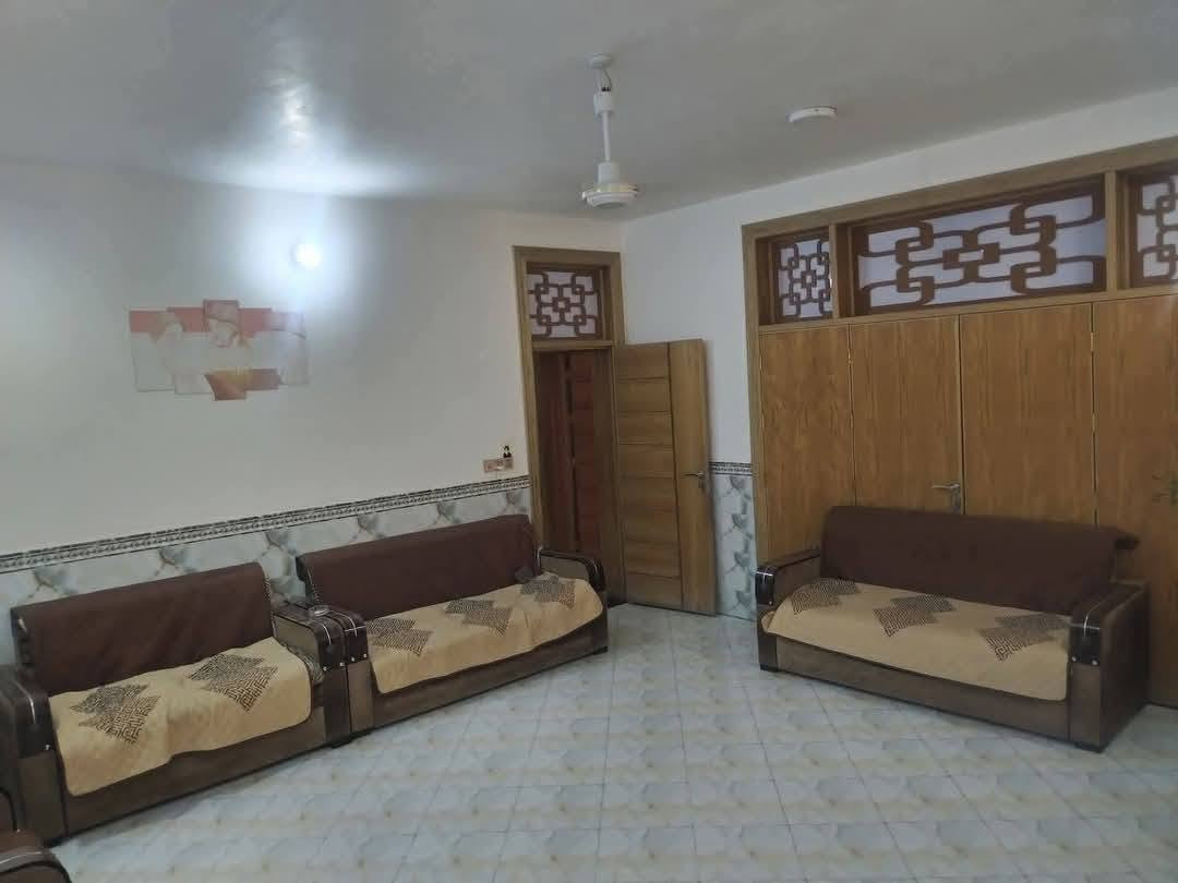 سلام عليكم
بيت البيع طابو زراعي سند 25
مساحه الكلي 375 واجه 15  نزال 25الطابق الاول متكون من 
استقبال 9×4
الهول 6×6
كلدور 8×6
المطبخ 5×4
غرفه نوم 5×4
مجمع صحيات 
الاحديقه البيت 125متر 
الطابق الثاني متكون من 
 غرفه نوم 9×4
غرفه نوم 6×6
كلدور 8×6
غرفه نوم 5×4
مجمع صحيات 
العنوان  حله نادر اوله على خدمي قرب مدرسه فضه
بل شارع رسول اعظم 
خدمات كامله من ماء اساله +كهرباء +مولد +وطني + تبليط•عرض الشارع ١٠ متر  +مجمع مدارس _روضه اطفال +بتدائيه +متوسطة +عداديه +ستفسار على الرقم‏‪ ***********
