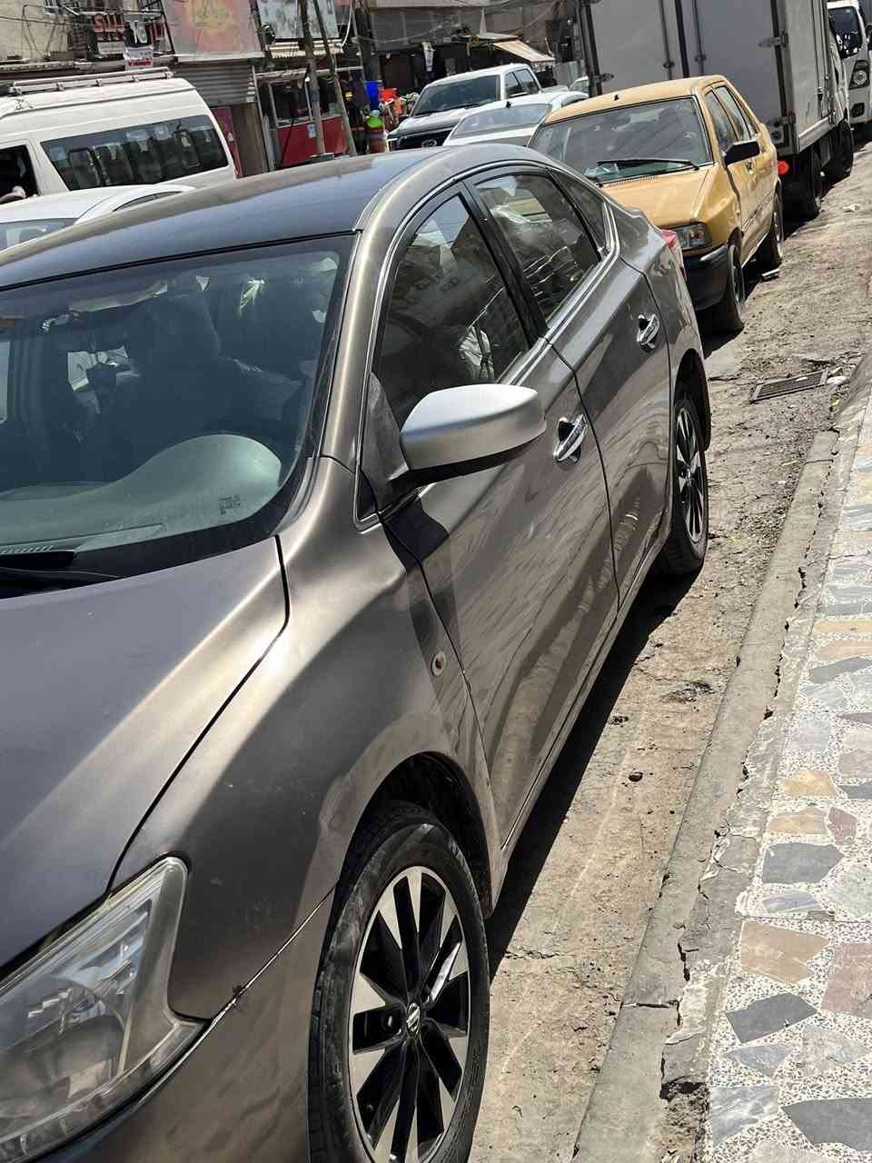 نيسان سنترا
2016 
خليجي 
كير مكينه خير من الله 
صدر جديد 
تخم تايرات نضيف
نقصهة بس طوافه مال بانزين 
السعر 93 
مكانهة بغداد 
***********
