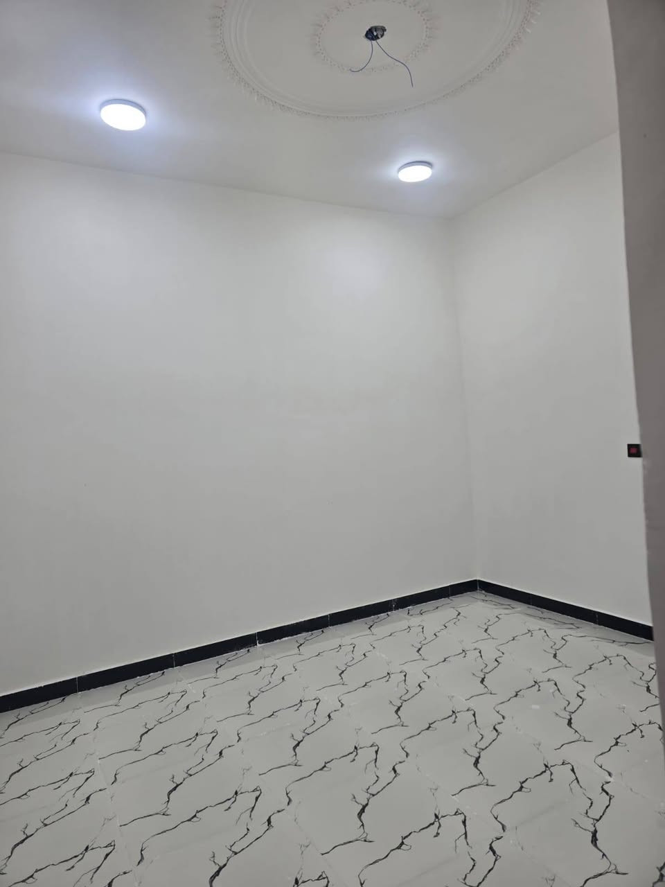 بسم الله الرحمن الرحيم يعلن مكتب عقارات الاخوين عن دار للبيع بصره قضاء شط العرب الكباسي قرب شارع الدولي مساحه 100 متر 10ب10 ركن استقبال ومطبخ مفتوح عل صاله وغرفتين وصحيات خارجية وداخلية طابو صرف زراعي بسم عراقي نموذج 25 خدمات شوارع 10 متر تبليط وماء وكهرباء ومجاري للستفسار على رقم ***********
