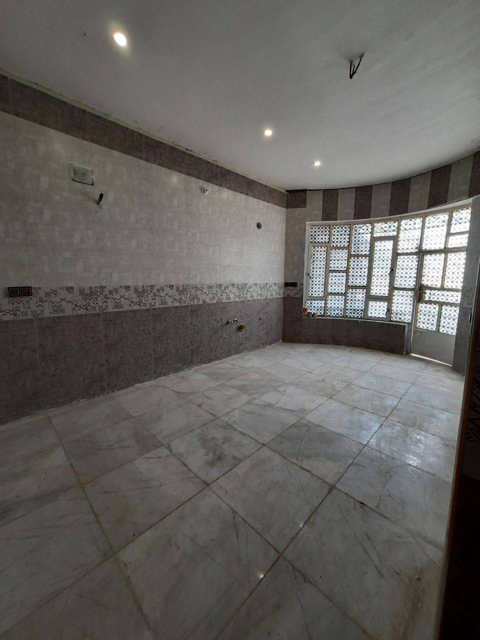 شقة طابق ثاني تحتوي على غرفتين وصالة ومطبخ وصحيات وبالكونة  مساحتها ١٢٥م العنوان كرادة خارج تقاطع المسبح للاستفسار الاتصال على واتساب ***********
