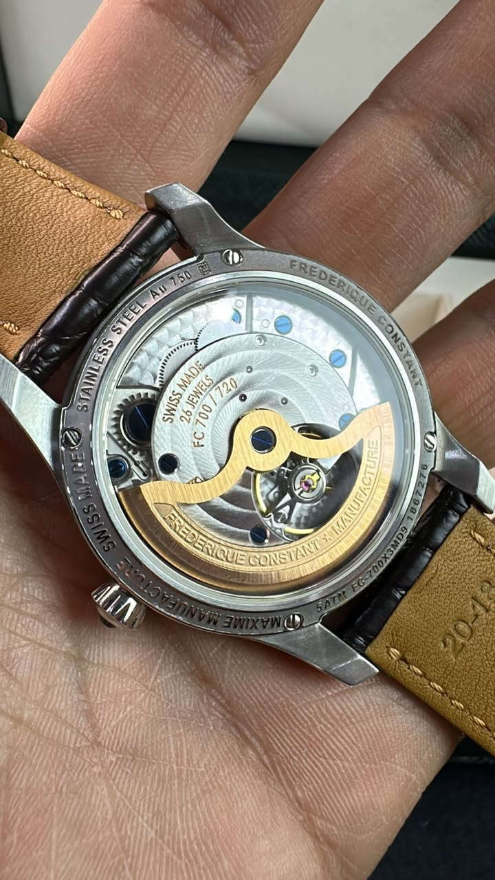 السلام عليكم شباب وينهم الي يردون اصلي فريدرك ذهب عيار18وماس شركه 52ماسه بساعه كامل مرفقات وكرنتي مختوم بيع وشراء التفاصيل اتصال واتساب ***********
