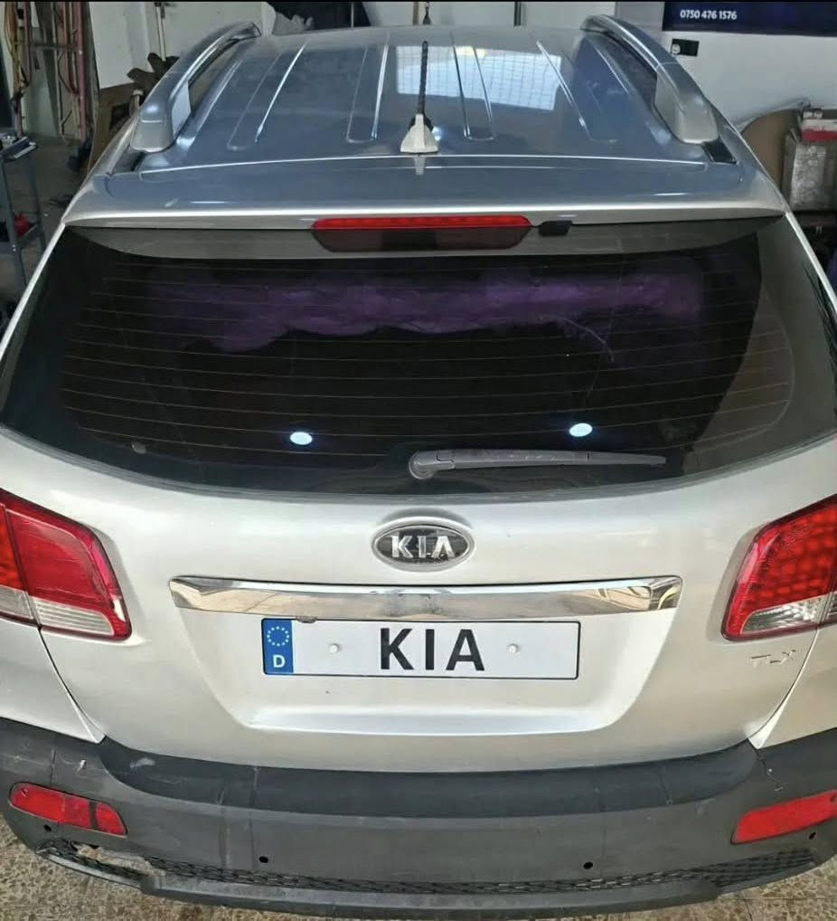 بەناوی خودا کیا سورینتۆ گازە
چوار بستۆنە
بەسمەیە
سێ ڕیز کوشنە
دەرگاکانی بەسمەیە
کوشن سارد و گەرم
حاسەیە ٢٠٠٩ماشەڵالۆک لۆکە ژ.م(***********)(***********)
