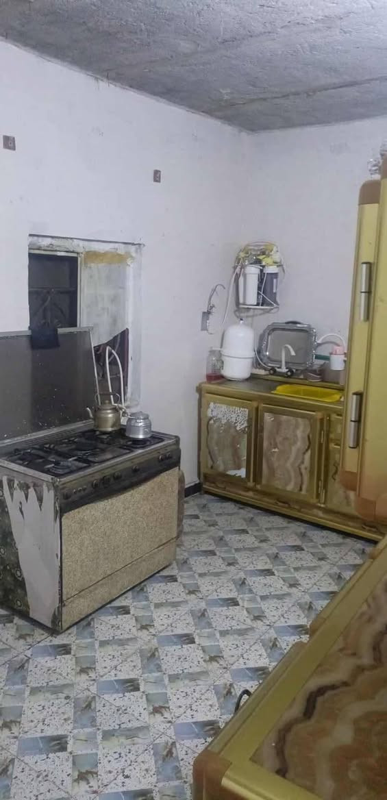 • الموقع: طريق السنية، نزلة معمل غاز الأمين، يبعد حوالي 800 متر عن الشارع العام. ((نوع السند 25 مداور مباشر)) بسمي
تفاصيل الحدايق

حديقه الاوله
بيه نبگ اوصفصاف اوخمس نخلات حمالات 

حديقه الثانيه 
بيه تين اوتفاح نومي حامض رارنج اوتكي  اوعنب بعدهن ازغار اودايره ورد

تفاصيل البيتين

البيت الأول (بناء جديد 
 • غرفة نوم 4×5 م
 • صالة 4×7 م
 • مطبخ 3×3 م
 • اوصحيات داخليه

البيت الثاني
 • 3 غرف نوم
 • صالة
 • مطبخ
 • حمام
 • طارمة
اوصحيات داخليه
اومضيف معزول
⸻
استفسار اكثر ***********
• الموقع: طريق السنية، نزلة معمل غاز الأمين، يبعد حوالي 800 متر عن الشارع العام. ((نوع السند 25 مداور مباشر)) بسمي
