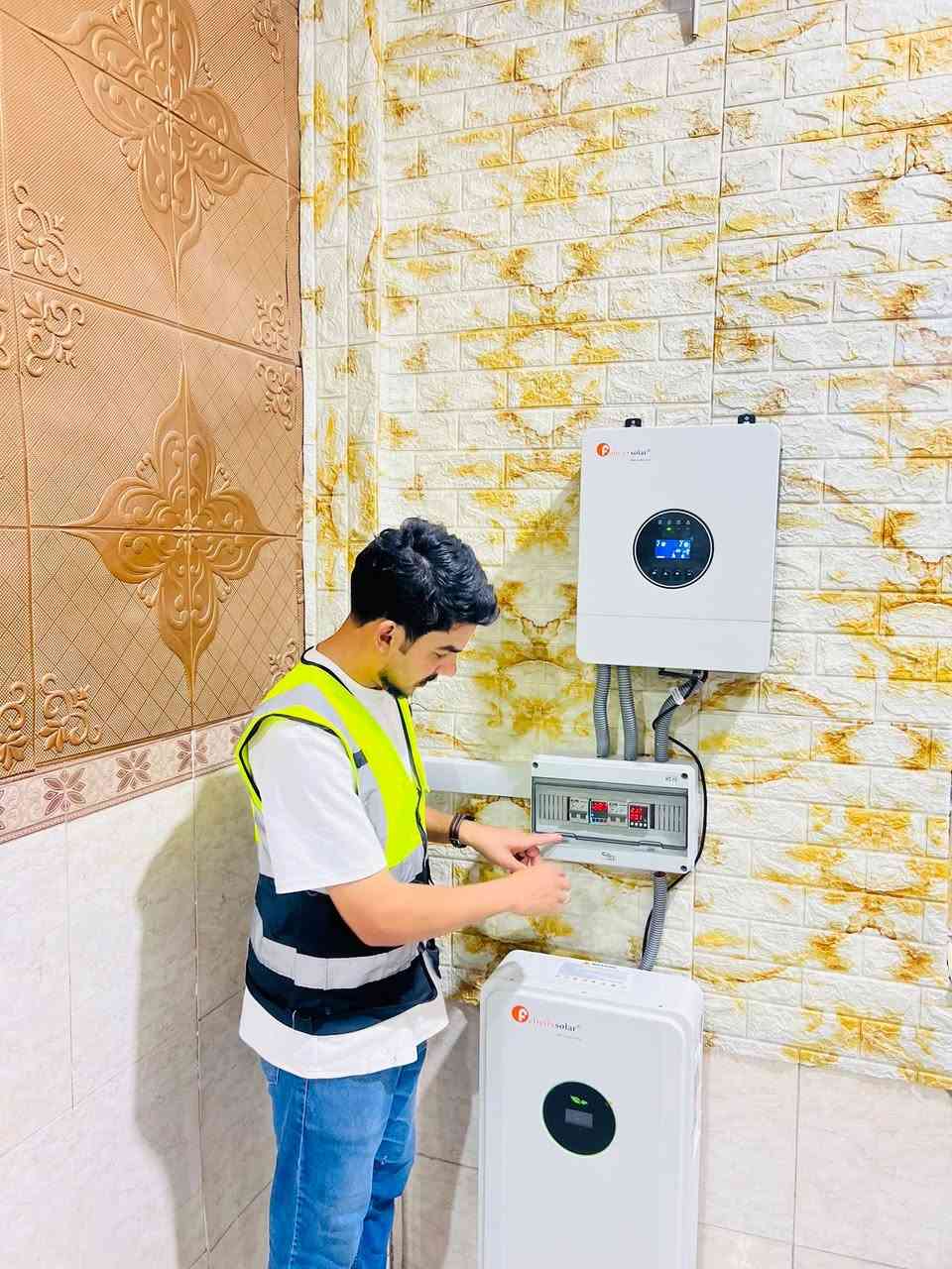 السلام عليكم عرض خاص
منظومة تتكون من انفيرتر فلستي 6k
بطارية فلستي 5k نظام 48

نظام عاكسة 6امبير السعر 1800

او الواح عدد 5 تنطيك 
10امبير السعر3ملاين 
***********
