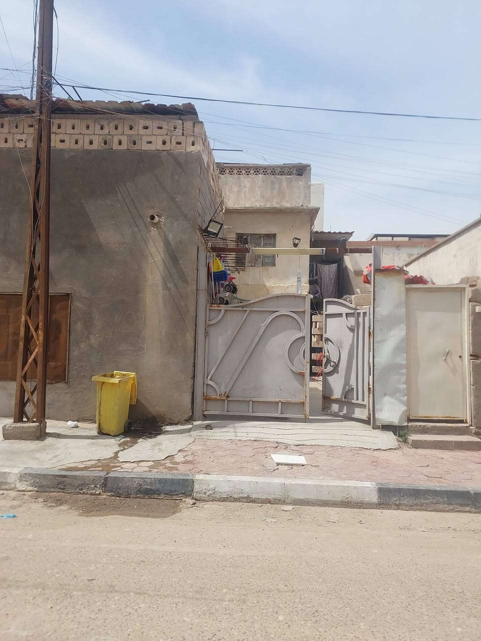 دار للبيع البصره الجنينه حي الاندلس ابشارع المصلحه خلف مكتب استاذ زياد مساحه الدار ٣١٢ متر طابو صرف للستفسار مراسلت ابو البيت نفسه هاذه رقمه***********
