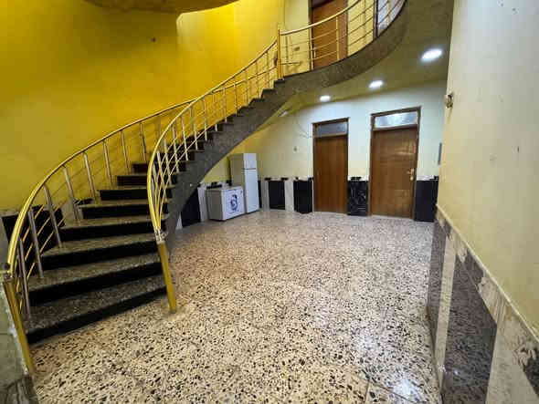 السلام عليكم
دار للبيع المساحة ١٦٥ م.
يحتوي/ استقبال +مطبخ+ صالة+غرفتين نوم (نضام سويت) 
الطابق الثاني / اربع غرف نوم (نضام سويت)+بيتونة +سطحين
الموقع / الشعلة الدوانم شارع حسينية الامام الحسن المجتبى
السعر 165 مليون قابل للتفاوض

للاستفسار

***********
***********
