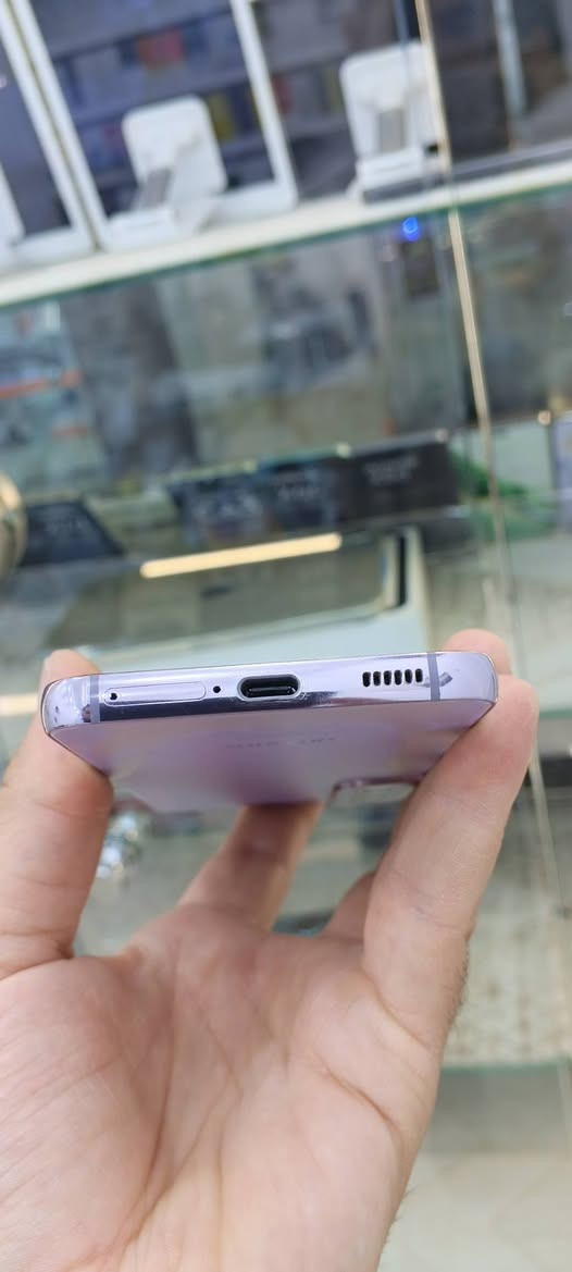 galaxy s22 5g

2سیم و زاکیره 128 گێگا و ڕام 8 گێگا شاشەی Daynamic Amolidx2 و نوێبونەوەی شاشەی 120هێرتزە و پرۆسێسەری snapdragon 8gen 1یی لەسەرە و سەماعەی ئیستریۆیە و تەنیا پشتی ئەو کاڵبونەوەیەی هەیە لەوێنەکاندا دیارە و وە پاتریشی بۆ گۆڕاوە پاک و خاوێنە و بەزەمانی هەمو شتێک  نرخی 265هەزار و مەعمەلەیە زۆر کەم

شوێن/چەمچەماڵ + گەیاندن هەیە شمشمل, السليمانية


**إذا كنت صاحب هذا الإعلان وتريد حذفه لأي سبب، رجاءا أرسل رسالة إلى الدعم الفني**