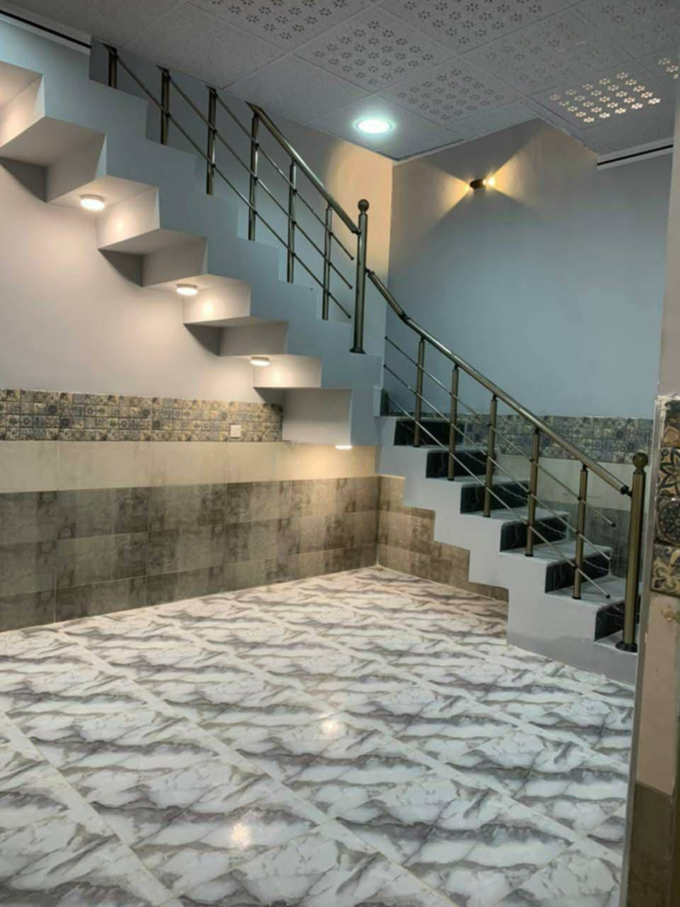 هاي شقه للايجار الفلاح الثانيه خلف محطه المنهل معزوله درج خاص ٣٠٠ قفل 🔐 هاتف *********** غرفتين وصاله ومطبخ وحمام واستقبال
