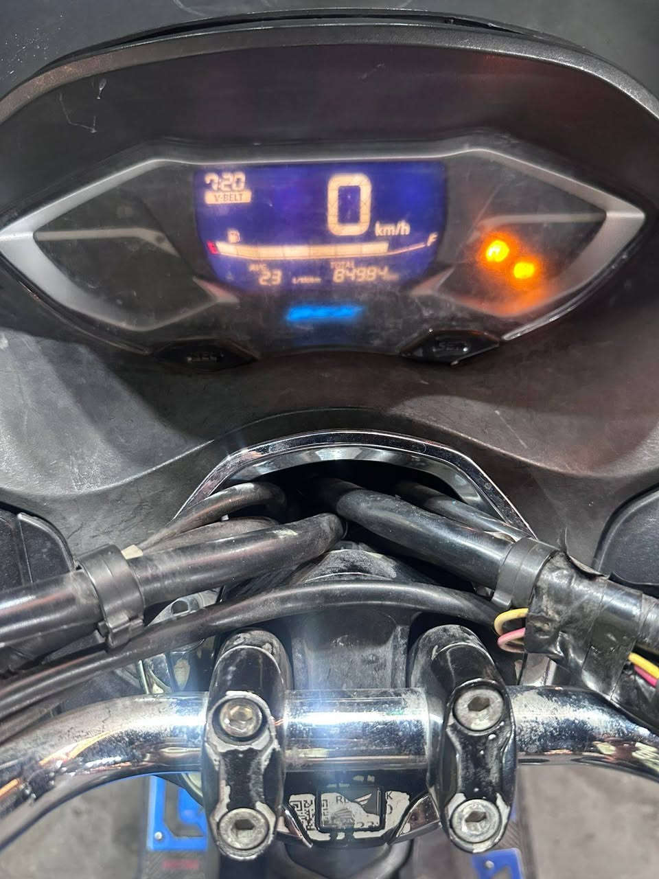 سلام عليكم pcx جيل الرابع كوري دراجة مكفولة من كلشي بيها بس كسر زغير موجود بصور ماشية84دراجة بلادية فول مواصفات حساس ستان حساس A اي بي اس تدفئة ب1900وبيها مجال عنوان مدينة الصدر قطاع 24
***********كلشي شغال بيها
