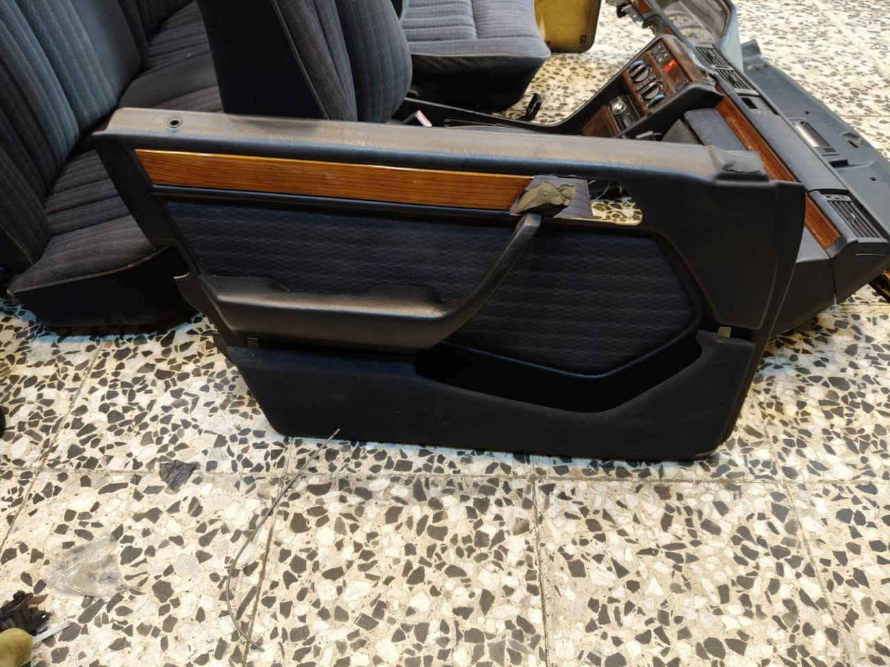 السلام عليكم/غرفه مارسدس دب للبيع ٦ورقات اونص /العنوان النجف حي الصناعي بلاوك الاول حسن الشريس/*********** /***********
