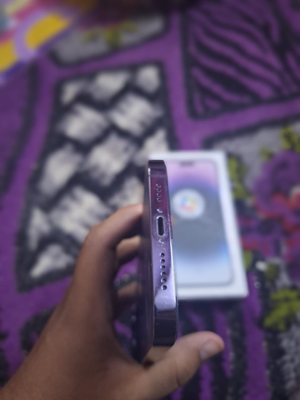 السلام عليكم جهاز أيفون ١٤ برو ماكس للبيع نضيف فقط الضهر مكسور الباقي مكفول ضمان ماستر بطارية ٨٦ ذاكرة ٢٥٦ كامل ملحقات السعر ٧٢٥ وبي مجال بسيط العنوان بغداد الرشاد الرقم ***********
