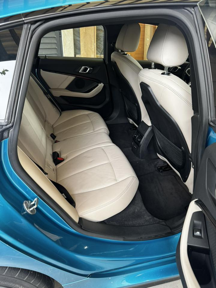 ♦️BMW M235 xDrive Gran ☄️

M Performance♦️

♦️الوحيده في العراق في اللون 

♦️4 سلندر محرك بقوة 306 حصان

♦️عدد الأميال : 24000 ميل

داخل ابيض بلادي -سقف بانورامي - صندوق كهربائي - التحكم على المنحدرات - كاميرا  خلفيه - تدفئة المقاعد  - بصمة
- شاشة لمس - مراقبة النقطة العمياء - التحكم التلقائي في درجة الحرارة
- نظام فرملة الطوارئ - 8 وسادة هوائية -
المصابيح الأمامية ليد - عرض المعلومات على الزجاج الامامي - تدفئة مقود القيادة - لوحة قيادة رقمية - إنارة
محيطية - أبل كاربلاي - شاحن لاسلكي - الضوء العالي التلقائي - المصابيح الأمامية التكيفية

♦️ضرر: قطعة واحدة تصليح كل القطع بلادي وكاله من وكيل معتمد في اربيل

♦️السعر / 27500$

♦️وارد امريكي 

♦️ العنوان / اربيل - دريم ستي

📞 ***********♦️ 

♦️ فقط بيع بدون مراوس 

♦️سيارة BMW M235i Gran Coupe موديل 2022 هي سيارة رياضية مدمجة وقوية، تعتمد على محرك 4 أسطوانات سعة 2.0 لتر بشاحن توربيني (TwinPower Turbo) يولد قوة 301 حصان (306 حصان أوروبي) وعزم دوران 331 رطل-قدم. تأتي بنظام دفع رباعي xDrive وناقل حركة أوتوماتيكي من 8 سرعات، وتتسارع من 0 إلى 100 كم/ساعة في 4.9 ثانية تقريباً. 
أبرز تفاصيل BMW M235i 2022:
المحرك: 4 أسطوانات سعة 2.0 لتر.
القوة الحصانية: 301 - 306 حصان.
عزم الدوران: 331 رطل-قدم (حوالي 450 نيوتن متر).
التسارع (0-100 كم/ساعة): 4.9 ثانية.
نوع الدفع: دفع رباعي (xDrive).
ناقل الحركة: أوتوماتيكي 8 سرعات.
