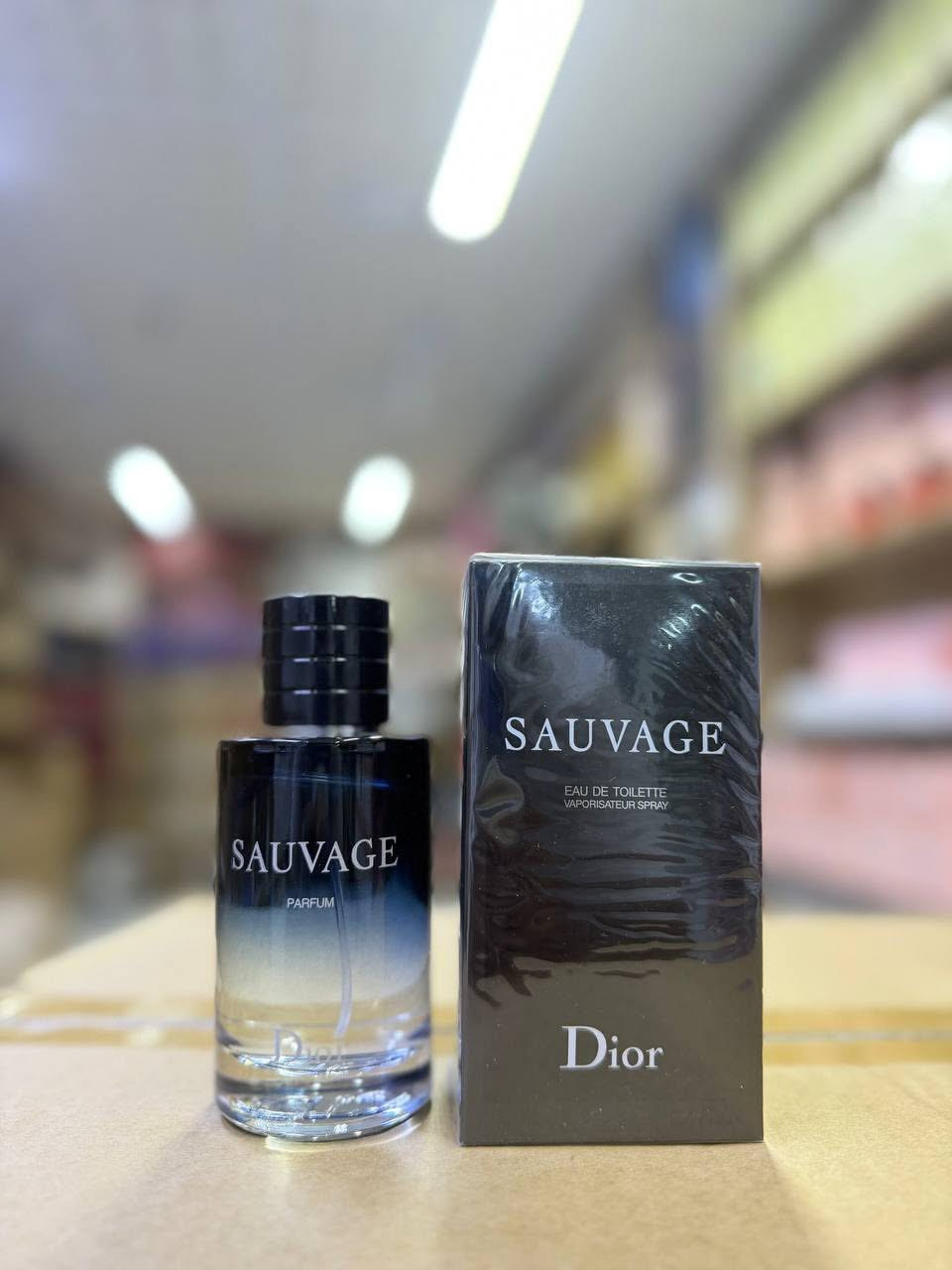 هذا هو عطر ديور سوفاج (Dior Sauvage) الرجالي الشهير بتصميمه الزجاجي المتدرج الداكن.
يتميز العطر بمزيج من الانتعاش الحمضي ونفحات الأخشاب القوية، مستوحى من المساحات المفتوحة.
تتكون تركيبته عادةً من البرغموت، الفلفل، وخشب الصندل، ويأتي بتركيزات مختلفة مثل أو دو بارفان (Eau de Parfum) وبارفان (Parfum).
يعتبر خياراً شائعاً للرجال العصريين الذين يبحثون عن الجاذبية والأناقة الطبيعية في استخدامهم اليومي. 

سكن طبق الاصل 
توصيل مجاني لكل العراق


**إذا كنت صاحب هذا الإعلان وتريد حذفه لأي سبب، رجاءا أرسل رسالة إلى الدعم الفني**