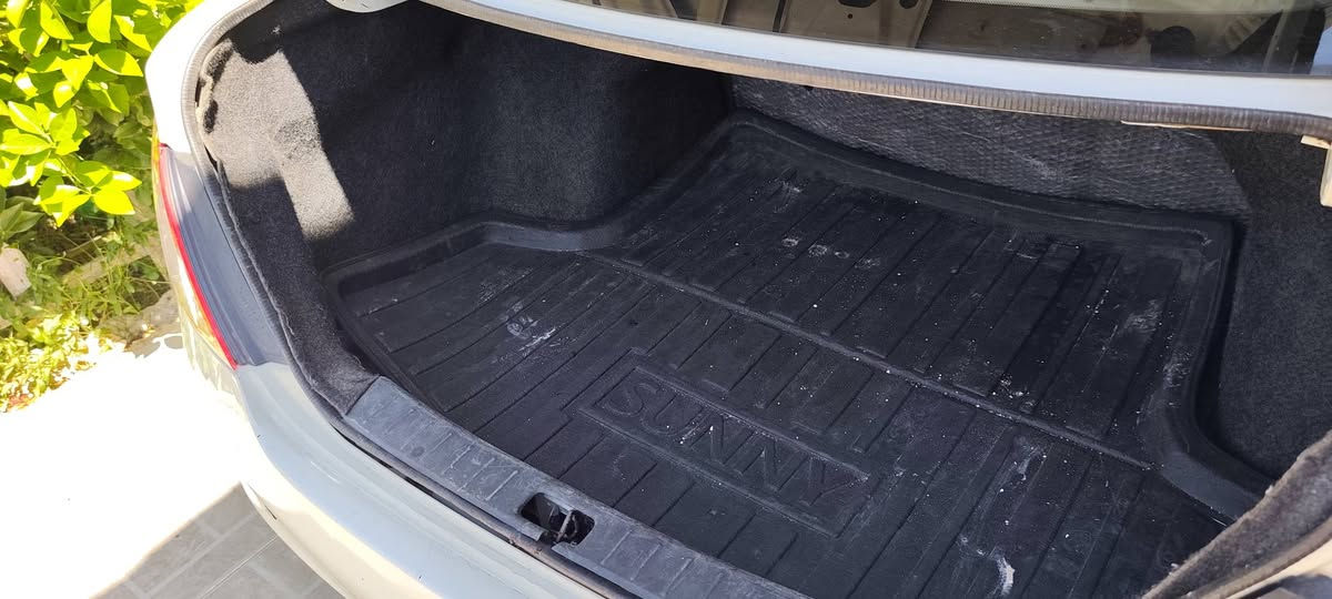 ​📣 إعلان بيع سيارة: نيسان صني 2012 (هندي) - بحالة ممتازة
الماركة والموديل: نيسان صني (Nissan Sunny)

سنة الصنع: 2012

المنشأ/التقفيل: هندي (الموديل الشهير بالاعتمادية والمساحة الواسعة)

​🛠️ المواصفات الفنية والميكانيكية:

​المحرك: 4 سلندر، بسعة 1.5 لتر (1500 CC)، يجمع بين العزم القوي والاقتصاد الفائق في استهلاك الوقود.

​ناقل الحركة (العبوة): أوتوماتيك (أو عادي - يرجى تحديدها عند النشر).

​نظام الدفع: أمامي (FWD).

​نظام التوجيه: باور ستيرنج (توجيه هيدروليكي سلس).

​🚙 المواصفات الخارجية والداخلية:

​التصميم الخارجي: هيكل متين، واجهة كلاسيكية مميزة، مع أضواء هالوجين قوية.

​المقصورة الداخلية: صالون واسع ومريح جداً يتسع لـ 5 ركاب بأريحية كاملة (تتميز الصني بأكبر مساحة أقدام خلفية في فئتها).

​التكييف: تكييف نيسان القوي والمشهور بكفاءته العالية في الأجواء الحارة، مع فتحات تهوية خلفية لراحة الركاب في الخلف.

​النظام الصوتي: راديو، مشغل CD، منفذ AUX.

​الزجاج والمرايا: تحكم كهربائي بالكامل (للزجاج والمرايا الجانبية).

​الصندوق الخلفي (الجنطة): مساحة تخزين واسعة جداً وتتسع للأمتعة الكبيرة.

​🛡️ ميزات الأمان والسلامة:

​نظام المكابح المانعة للانغلاق (ABS).

​وسائد هوائية (Airbags) للسائق والراكب الأمامي.

​نظام توزيع قوة الفرملة إلكترونياً (EBD).

​✨ حالة السيارة ومميزات إضافية:

​الوضع العام: السيارة نظيفة جداً (داخلياً وخارجياً) ومجهّزة للاستخدام الفوري دون الحاجة لأي مصاريف.

​الاستهلاك: اقتصادية جداً جداً في صرفية الوقود، وتعتبر السيارة المثالية للاستخدام اليومي داخل المدينة والخطوط الخارجية.

​قطع الغيار: متوفرة بكثرة وبأسعار مناسبة جداً في الأسواق.

🎫بطاقة بنزين معاها وكاله عام بسمي شرط تحويل رقم سليمانيه
تبريد قطعتين❄️ تدفيه شغال كير محرك شرط ما مفتوح 

​📞 للتواصل والاستفسار:

​مكان التواجد: [كركوك]

​السعر المطلـوب: [83] (قابل للتفاوض البسيط للجادين).

​رقم الهاتف: [***********] اتصال أو التواصل عبر الواتساب
