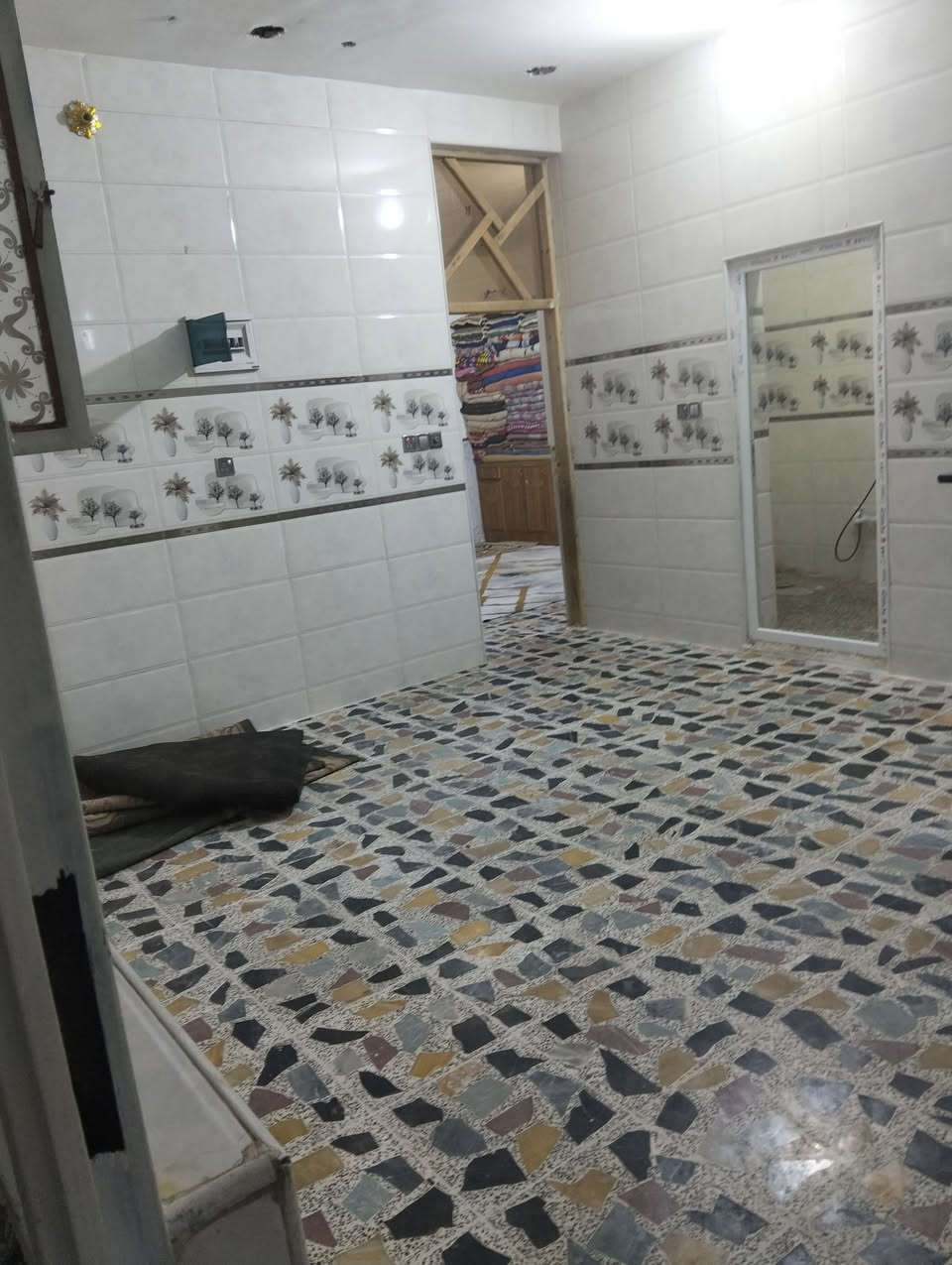 بيت بلدسيم خضراء 100مربع  فوك بي بناء نفس جوه بس هيكل متوفر جميع الخدمات مي مجاري كهرباء وجي يشتغلون بلمنطقه تتبلط بيت خير من الله    تواصل ***********
