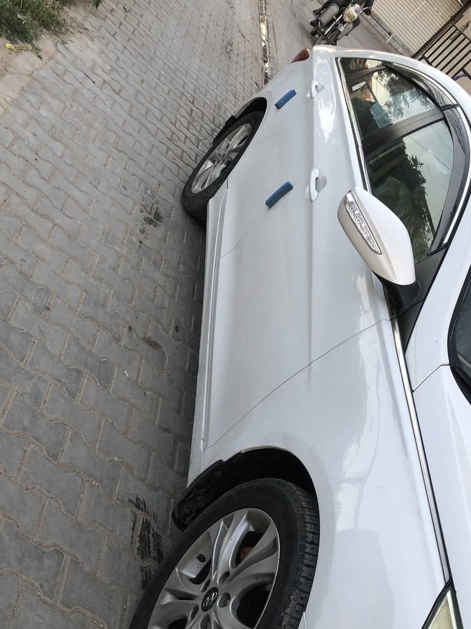 سلام عليكم للبيع سوناتا 2013 خليجي بيها 3 قطع صبغ بدون دواخل أثر شخوط سونار موضح بل صور 
مواصفات!!
مكينه 2400 درش 
شاشه جبيره
شفتات ستيرن 
تحكمات ستيرن جهتين 
مري شفط 
اشاير بل مري 
داخل بيجي 
تخم تاير جديد 
منضومه تبريد جديده 
السياره جديده مال بيت مكينه وكير خير من الله 

📍العنوان بغداد المحموديه 

📞الاستفسار 
*********** بي واتساب
