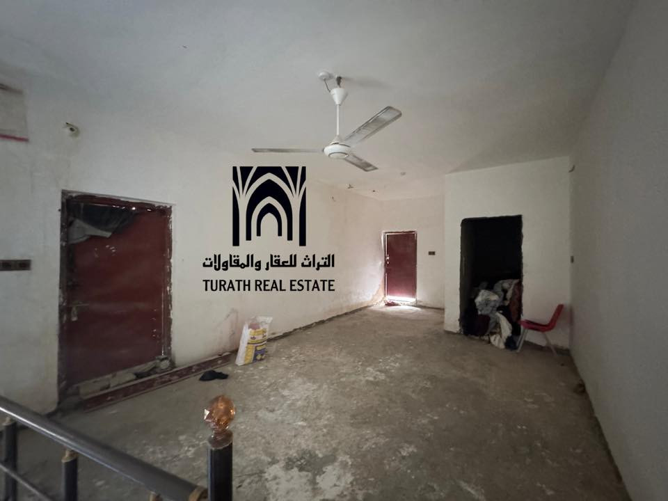 #اعلان_رقم_386

لكل من يبحث عن الاستقرار والراحة، نعرض لكم داراً سكنية بمواصفات استثنائية:
• 📍 الموقع: حي الجامعة - موقع استراتيجي قريب من كافة الخدمات الحيوية.
• 📐 المساحة: 200 متر مربع (طابو صرف).
الطابق الأرضي: 
غرفتي نوم، صالة واسعة، استقبال فاخر، مطبخ، حمام وصحيات خارجية، بالإضافة إلى حديقة تضفي هدوءاً وجمالاً.
• الطابق العلوي: 
صالة كبيرة جداً مع هيكل جاهز (شبابيك وبناء واصل للسقف) بانتظار لمساتك النهائية.

• 💰 السعر: فرصة ذهبية وسعر مغرٍ جداً للجادين.
📞 للتواصل والاستفسار: ***********
📍 أو زورونا في: مكتب التراث - العروبة الأولى - مقابل اللجان الطبية - شارع سيد مكي.
