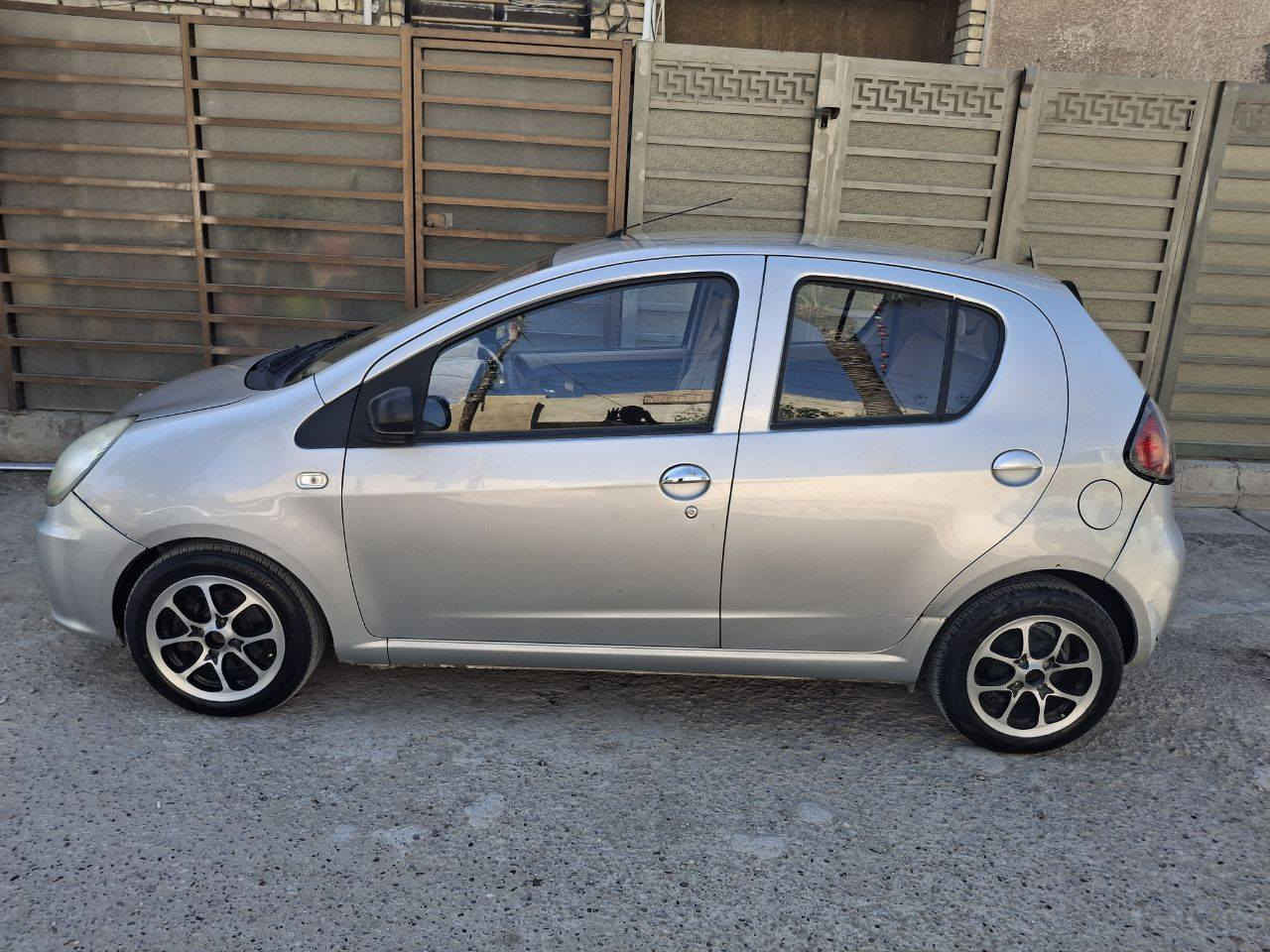 السلام عليكم
سيارة باندا جيلي للبيع اوتوماتيك موديل ٢٠١٢ مكفوله من الصبغ كير مكينه تخم تاير تبريد شغال ماشيه ٤٧ الف 
السعر ٥٥  رقم انكليزي بغداد المكان بغداد للتواصل خاص او واتساب ***********
