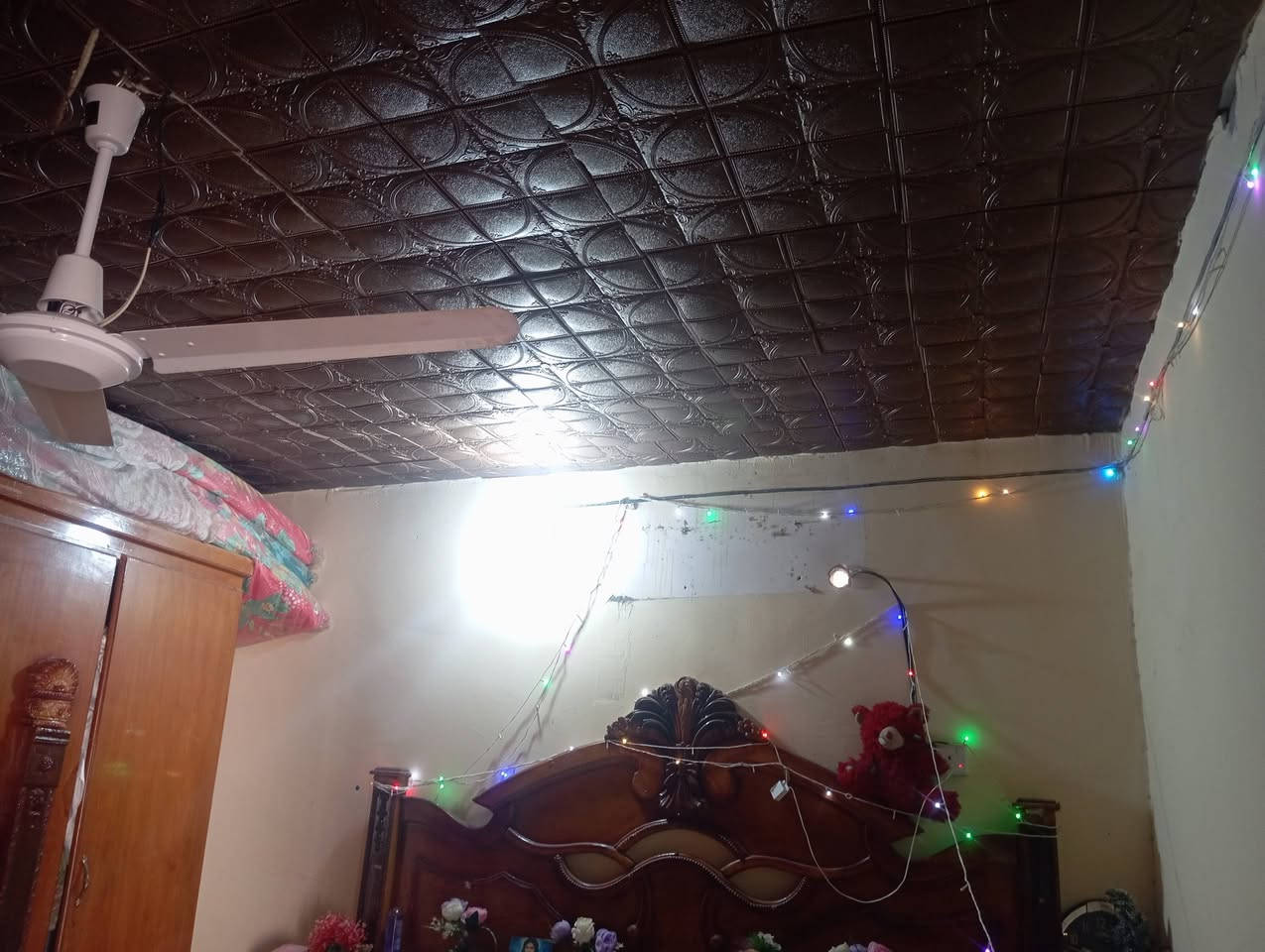 سلام عليكم بيت تجاوز بالتظحيه مساحة البيت 150واقع حال بي وصل تمليك بي غرفه وصاله ومطبخ وحمام داخلي الأرضية سيراميك الجدار بياض كهرباء خطين ماي سيح بي بعد فضله تابعه اله سعره 10وبي مجال بصيط ‏تواصل واتساب‪***********‬‏
