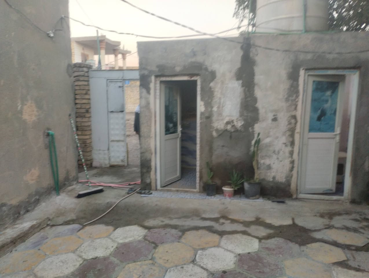 بسم الله الرحمن الرحيم 
بيت زراعي للبيع 
صوب بني ركاب 
بستان سيد كريم
4غرف وبنظام السويت 
وصاله ومطبخ وديوانيه 
 وصحيات داخليه وخارجيه 
بناء بلوك السكف عكاده
المساحة اكثر من 300متر
السعر 47وبيه مجال 
للتواصل الاتصال على الأرقام 
 الموجوده بالاعلان 
***********
***********
او مراسلة الصفحة 
#هادي_الحجيمي
