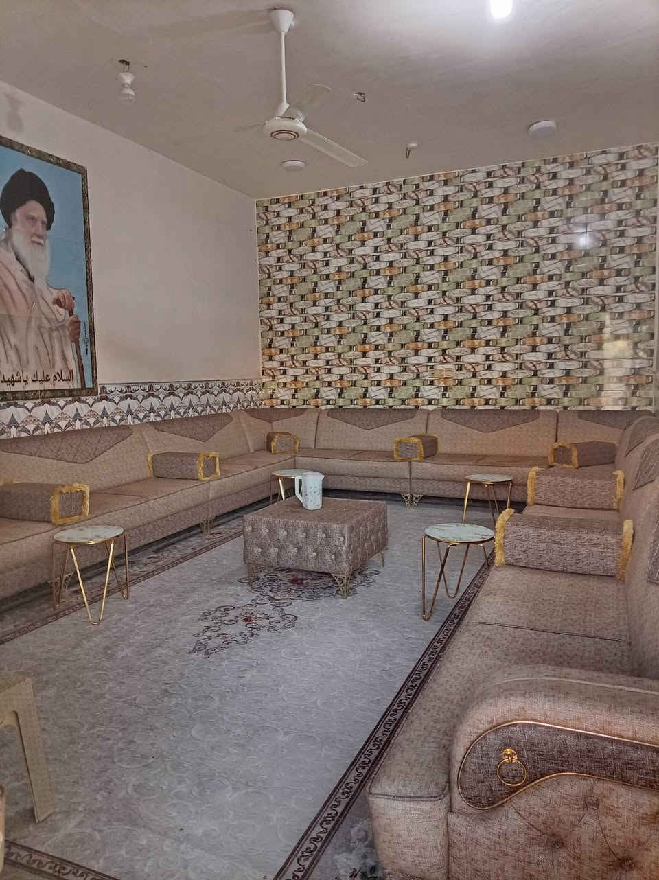 بيت للبيع حي الحكيم شارع الوائليه أول بيت بالفرع مجاري كهرباء ماء مستوصف صحي مدارس يبعد عن الصب 20 مترر

 البناء بلوك 
الاساس ( البتلو ) طابوك 
المساحة 300 متر 
غرفتين + صالة + حمام  ومنور + مطبخ + استقبال + كراج سياره + حديقة جانبية

 للاستفسار ***********
للاستفسار ***********
