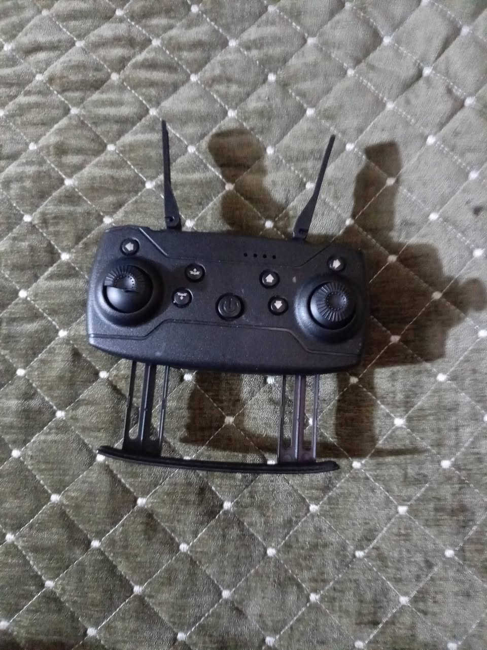 سلام عليكم عندي رمونت مال درون للبيع شغال مكان بغداد الزعفرانيه السعر ٢٥ الاتصال على الرقم ***********
