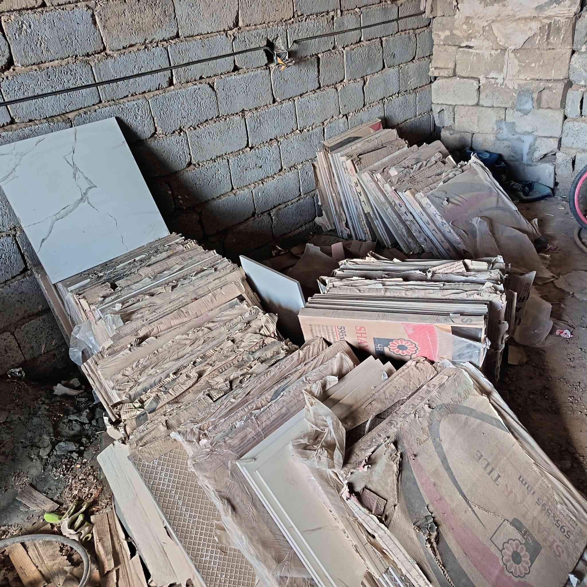 يوجد  بورسلين للبيع 61 متر
رقمي ***********
العنوان/ ابراهيم بن علي
