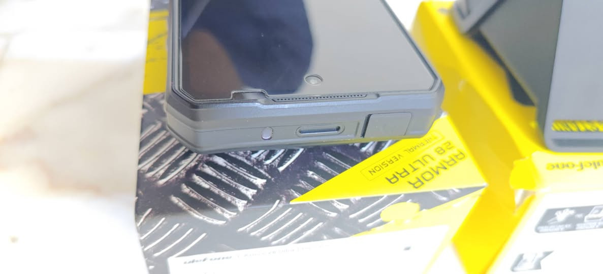 للبيع وحش المهام الصعبة - Ulefone Armor 28 Ultra (النسخة الحرارية) بحالة الزيرو مع كامل ملحقاته
الوصف:
للبيع جهاز Ulefone Armor 28 Ultra Thermal Edition، أقوى هاتف مدرع في العالم حالياً. الجهاز استخدم لمدة أسبوع واحد فقط (تجربة)، وهو بحالة الوكالة (نظيف جداً 100%) مع كامل الملحقات الإضافية التي تم شراؤها بشكل منفصل.
أولاً: مواصفات الجهاز (العملاق):
المعالج: MediaTek Dimensity 9300+ (بمعمارية 4 نانومتر)، أداء جبار للألعاب الثقيلة والبرامج الهندسية.
الذاكرة والتخزين: رام 32GB (16GB أساسية + 16GB توسعة نظام) مع ذاكرة داخلية ضخمة 1TB (UFS 4.0) الأسرع حالياً.
الشاشة: AMOLED بحجم 6.67 بوصة، تردد 120Hz، وسطوع هائل يصل إلى 2200 nits (واضحة جداً تحت شمس بغداد).
الكاميرا الحرارية: مزود بمستشعر ThermoVue Pro المتطور بدقة عالية، يكشف التسريبات والحرارة من مسافات بعيدة بدقة مذهلة.
نظام الكاميرات: * رئيسية: 50MP بمستشعر Sony IMX989 (حجم 1 بوصة) - تصوير سينمائي.
رؤية ليلية: 64MP تصوير في الظلام الدامس بوضوح تام.
واسعة جداً: 50MP.
البطارية والشحن: بطارية ضخمة 10,600mAh تدعم الشحن السريع جداً 120W (يشحن بالكامل في وقت قياسي) وشحن لاسلكي 50W.
المتانة: ضد الماء، الغبار، والصدمات بمعايير IP68/IP69K و MIL-STD-810H.
ثانياً: الملحقات الإضافية المرفقة (Full Kit):
ناظور الفحص (uSmart Endoscope E01): كاميرا مرنة تربط بالجهاز مباشرة لفحص الأماكن الضيقة والأنابيب.
قاعدة الشحن اللاسلكي السريع (50W Stand): قاعدة أصلية من Ulefone تدعم أقصى سرعة شحن لاسلكي مع تبريد ذاتي.
غلاف الحماية (Original Case): كفر إضافي للحماية القصوى مع مشبك للحزام.
الكرتون وكامل أغراض الوكالة: الشاحن الأصلي 120W، الكيبل، والكتيبات.
ملاحظات البيع:
السكن: بغداد. الصليخ
***********
السعر 900 دولار 
الحالة: مستخدم أسبوع (بشرط النظافة)، لا يوجد فيه أي شخط أو ملاحظة.
