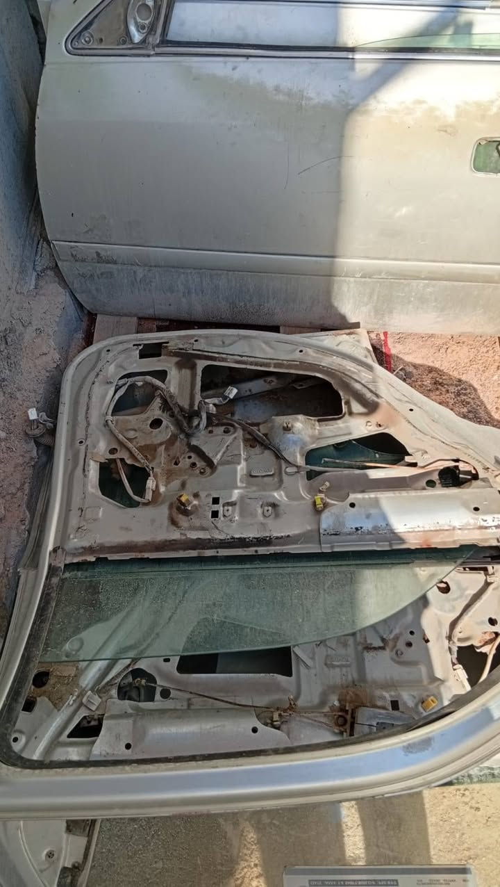 سلام عليكم بيبان كامري موديل 2000 ابو الجف كاملات بس بطاين مابيهن مامصبوغات بلاد السعر 4000 الف بيهن مجال اتصال ***********
