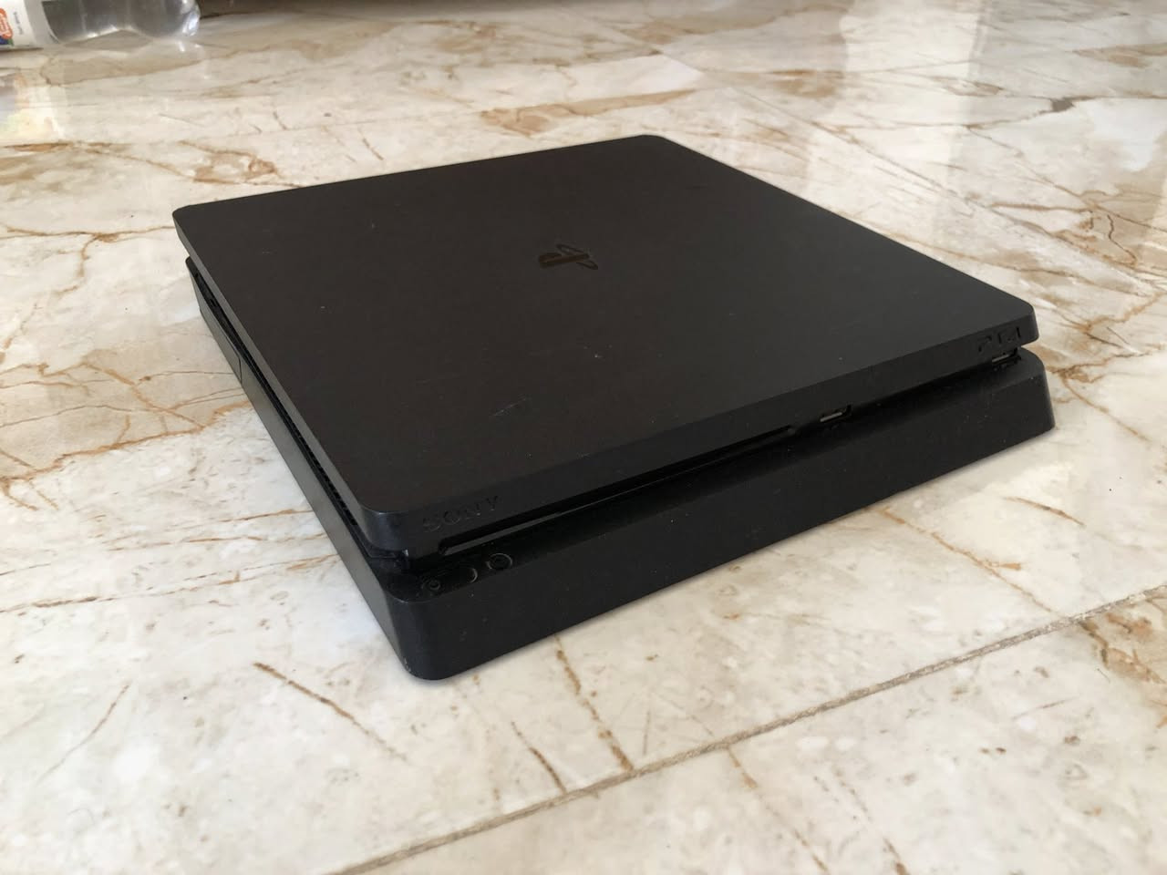 للبيع بلي ستيشن 4 slim
500 GB 
ويا اربع اقراص 
يدتين 
اونلاين 
اصدار 13.05

***********
ديالى بعقوبه 

265 الف
