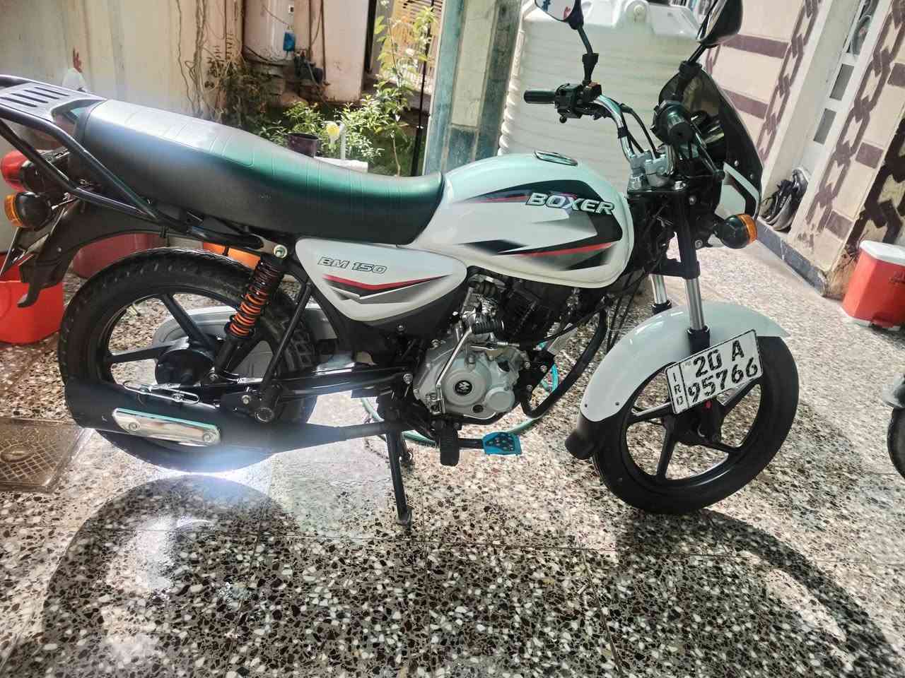 دراجة بوكسر للبيع لون ابيض موديل 2023 مرقم سنوية للاستفسار الاتصال عل صاحب الدراجة ***********
