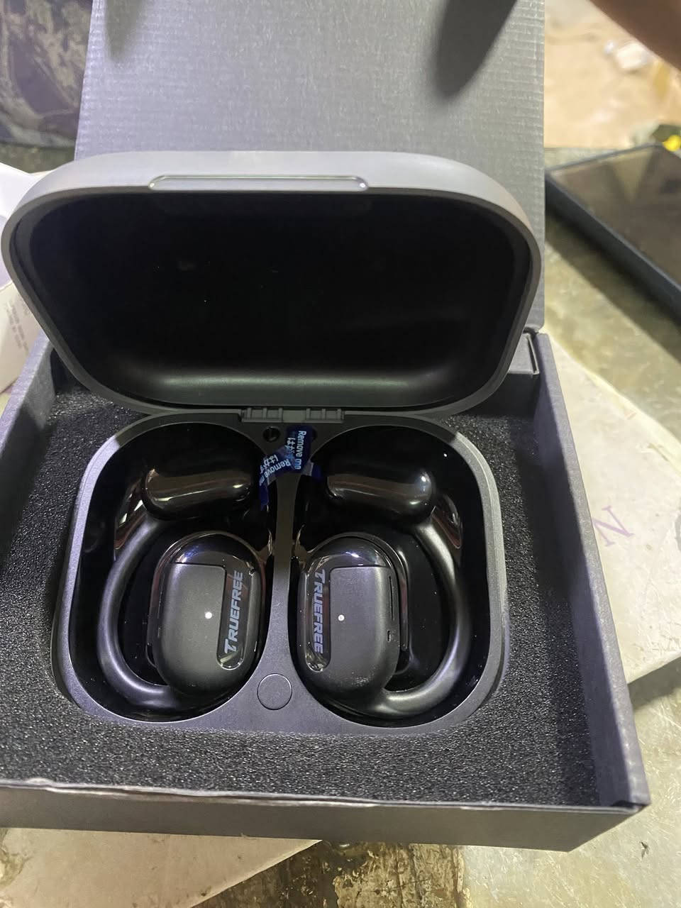 � سماعة TRUEFREE O1 اللاسلكية – خيارك المثالي للرياضة والمكالمات! 🔥

🎧 سماعة بلوتوث بتصميم رياضي مريح، تثبت على الأذن وما تطيح أثناء الجري أو التمارين.
🔊 صوت قوي وواضح بفضل محرك 16.2 ملم
🔋 بطارية قوية توصل لحد 54 ساعة مع علبة الشحن
🎤 مايك مزدوج لعزل الضوضاء ومكالمات أنقى
📱 متوافقة مع الأندرويد والآيفون

✅ مثالية للرياضة
✅ مريحة وخفيفة
✅ جودة ممتازة بسعر مناسب

💰 السعر: 35 
📦 التوصيل مجاني


**إذا كنت صاحب هذا الإعلان وتريد حذفه لأي سبب، رجاءا أرسل رسالة إلى الدعم الفني**