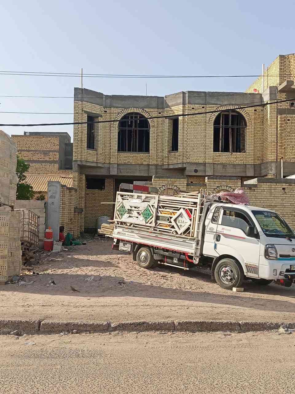 تم بفضل الله تعالى وبركاته صب سطح مساحته 200 متر والتوفيق للجميع ان شاء الله اخوكم احمد النجار لجميع اعمال النجاره والتسليح و صب ***********
