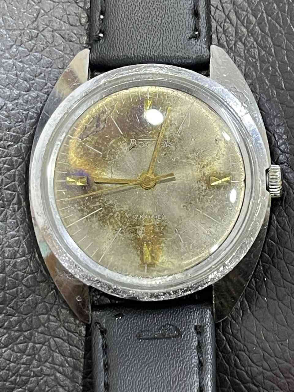 السلام عليكم  ساعة يد ميكانيكية من ماركة فوستوك (Vostok)، وهي علامة تجارية روسية شهيرة. صُنعت في الاتحاد السوفيتي السابق (USSR). تحتوي الساعة على حركة ميكانيكية بـ 17 حجراً (17 jewels). تأتي بهيكل معدني وقرص دائري يحمل اسم العلامة التجارية "Vostok" باللغة الروسية (Восток).  مختومه وقديمه االسعر ب75وتوصيل مجانا


**إذا كنت صاحب هذا الإعلان وتريد حذفه لأي سبب، رجاءا أرسل رسالة إلى الدعم الفني**