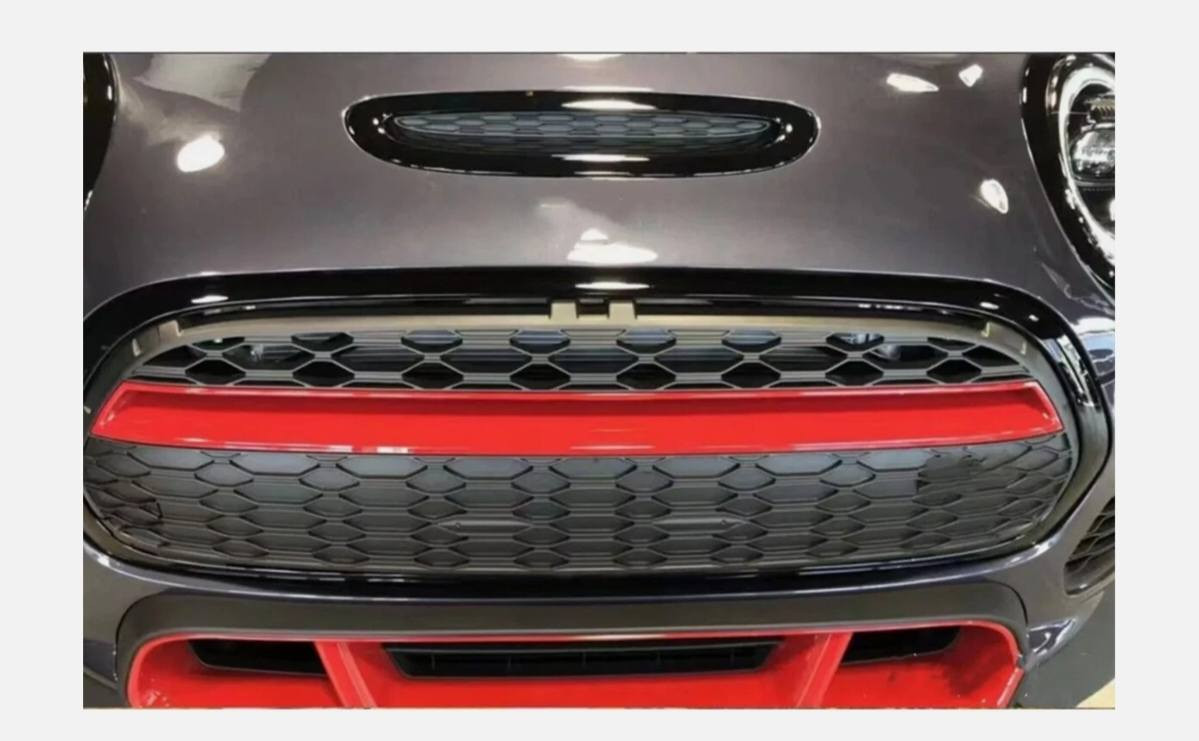 لأصحاب الذوق والتميز.. للبيع شبك أمامي رياضي (Honeycomb) مخصص لسيارات Mini Cooper، يعطي السيارة مظهر هجومي ورياضي جداً (نفس شكل الـ John Cooper Works).
المواصفات:

​الحالة: جديد كرتون (غير مستخدم).

​النوع: JCW Style مع الخط الأحمر المميز.

​اللون: أسود لامع (Piano Black).

​التوافق: يركب على فئات (F55, F56, F57) من موديل 2014 لغاية 2021.

​التركيب: تركيب مباشر (Bolt-on) بدون أي تحوير أو كص بالبدي.

​ملاحظات إضافية:

✅ خامة البلاستيك ABS قوية وتتحمل حرارة جونا.

✅ الشبك بدون فتحات حساسات (للسيارات اللي ما بيها حساسات أمامية أو تحب الشكل الصافي).

✅ التصميم يسمح بمرور هواء أفضل للتبريد.
للأستفسار ..***********
