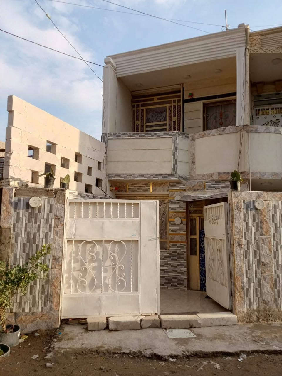 مشتمل لليجار المساحه ٩٠ متر  طابقين مثل مواضح كدامكم مكان حي البساتين قرب شامل المضمد  ***********
