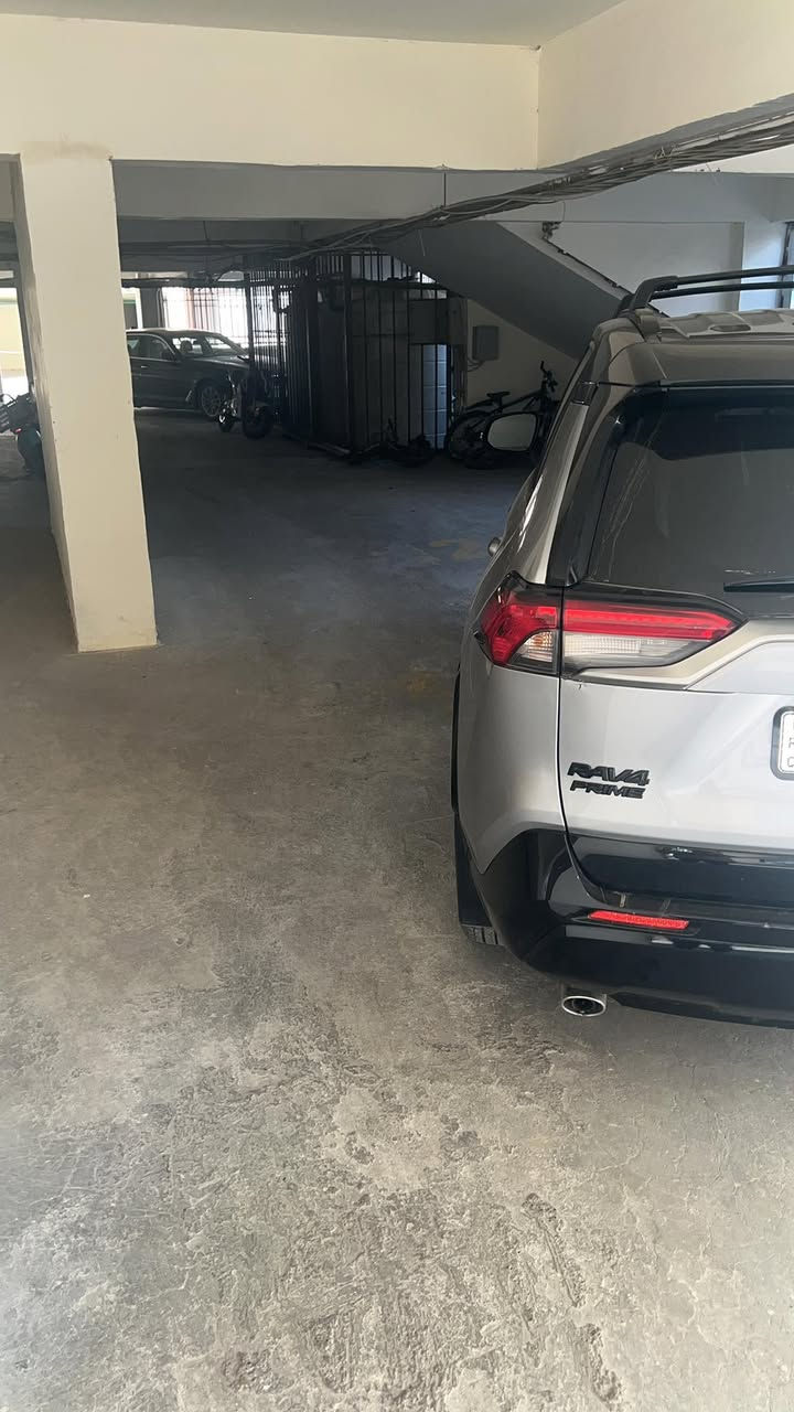 السلام عليكم شقة للبيع مجمع الايادي بسكولاتة عمارة 21مساحتها ١٦٣ متر طابق 4  3
نوم وصالة ومطبخ وحمام إطلاله مميزة تحتوي على كراج  للاستفسار الاتصال على ***********
