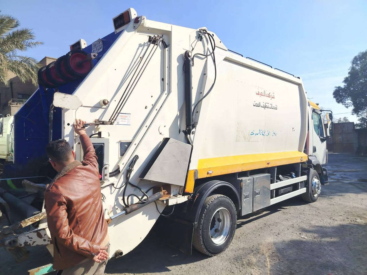 البيع كابسة فالفو 2009 جديدة جهزة الشغل سيارة مال شركة ***********
