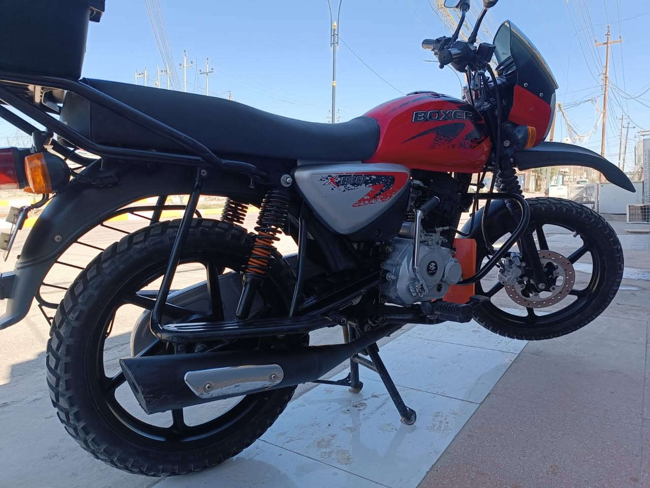 السلام عليكم دراجه بوكسر نضيفه مكفوله كفاله عامه برغي مامفتوح بيهه موديل 2021 استعمال شخصي اوراق كامله العنوان ميسان الشراي يتصل ع رقم ***********
