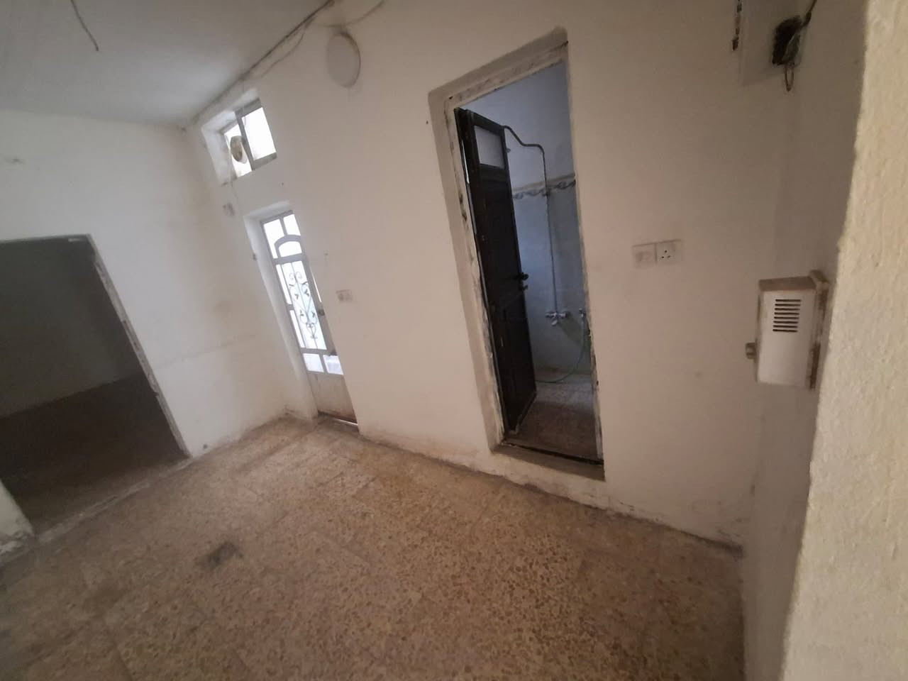 دار للبيع بالدولعي محلة 434 قرب حلويات شوكلاتة ( مدخل شارع الحسابات الخلفي ) في بداية الفرع مساحة 80 متر مربع واجهة 4 متر و نزال 20 متر , يحتوي على حديقة + طرمة و غرفة استقبال ومطبخ وحمام ومنور + غرفة نوم. البيت طابق واحد. علما اني المالك المباشر للبيت للتواصل ***********
