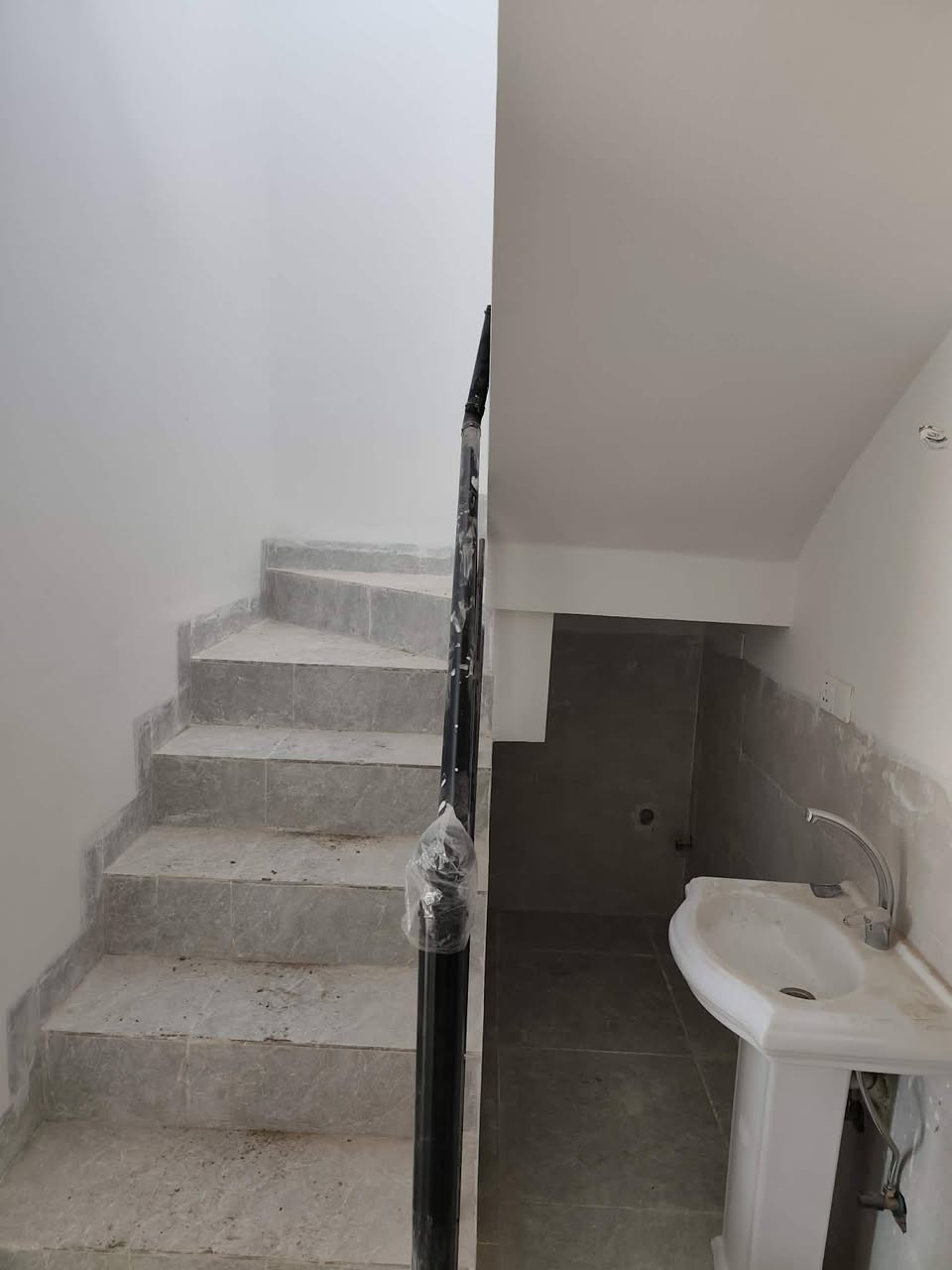 دار للبيع مجمع راسان ستي ركن 150متر جانبه شارع وحديقة سعر 275ورقه نقد يبقى عليه 330قسط
مشمول بل إسكان تكدر تسحب عليها قرض 
***********للمعلومات اكثر أتصل بل رقم
