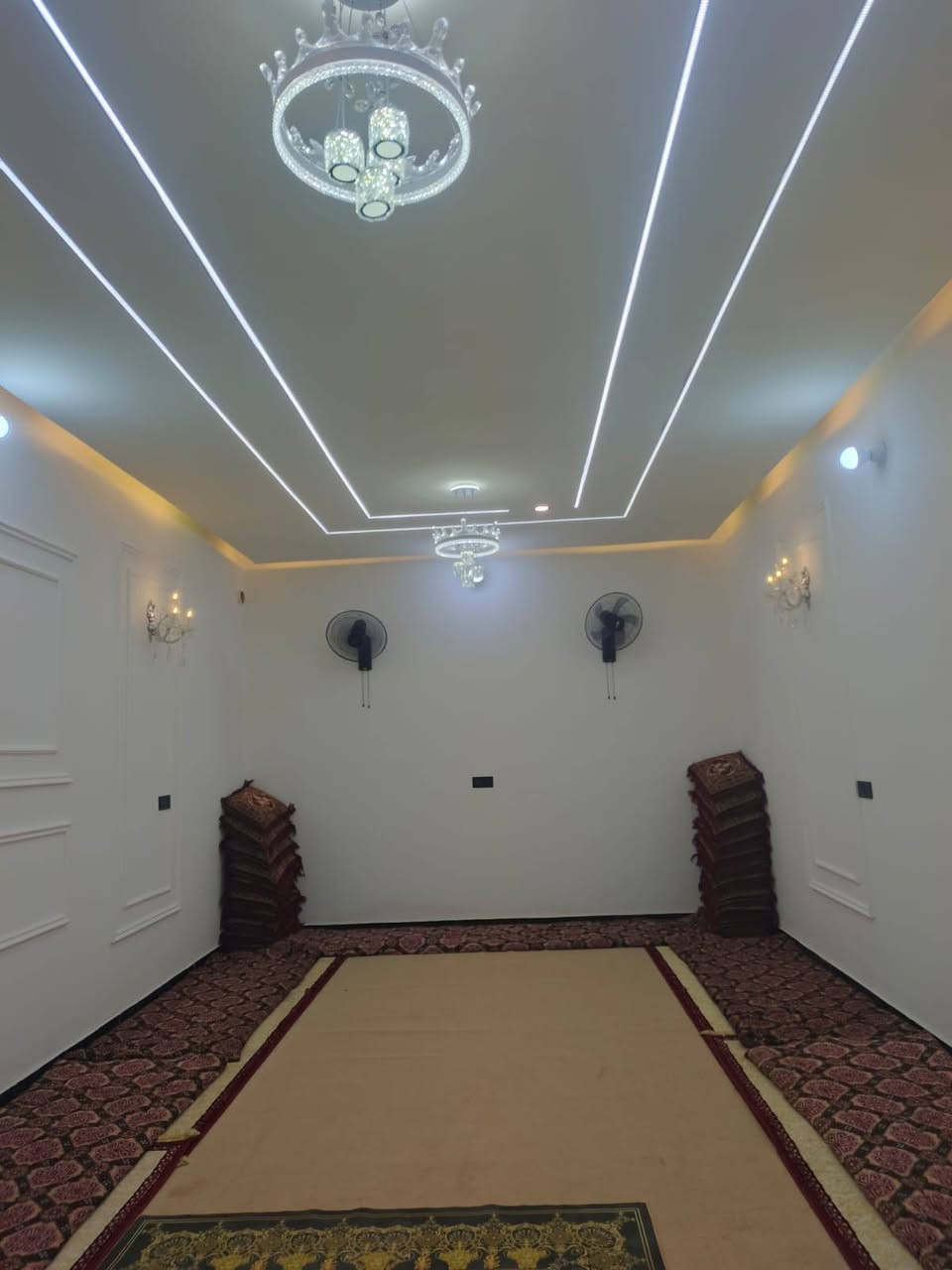 300 متر للبيع طابو زراعي سند 25 قرار محكمه مرقم ومشمول بالتطويب
بناء جناي درجه اولى 
1_بناء طابوك جمهوري
2_صب مركزي تسليح اساس وسقف
3_ ارضيه بورسلين ثقيل
4_جدران لوح
5_ سقوف جبس بورد وسحبات ملكيه +ثريات ومراوح
6_بيبان تركي + حداديه تسكام
( يحتوي البيت 3 غرف نوم وصاله ومطبخ وصحيات داخليه وخارجية واستقبال وكراج) 
🔻عنوان البيت نجف مقابل ملحق قرية الغدير
موقع مميز شارع تبليط بعرض 13 متر 
🔻 خدمات كامله ماء كهرباء تبليط خط مولد سوك مدارس اهليه وحكوميه انترنيت
سعر البيت 65 وبي مجال
للاستفسار اتصل على *********** أو مراسله واتساب
