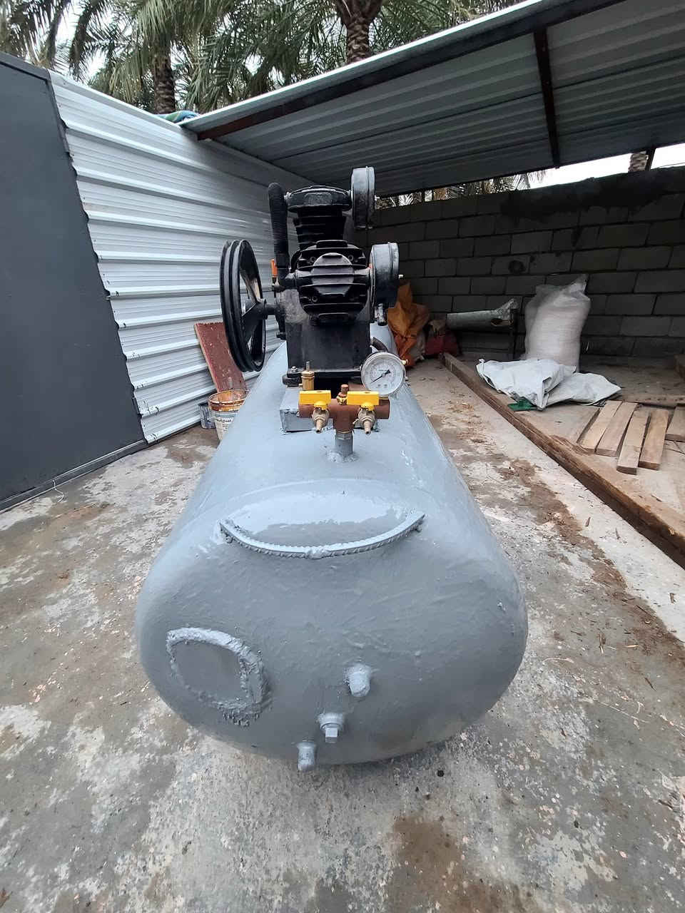 كمبريسر ٤٠٠ لتر كامل بس يحتاجله ماطور تاروسه ٣ بستم جديده العنوان ديالى بلدروز
***********
