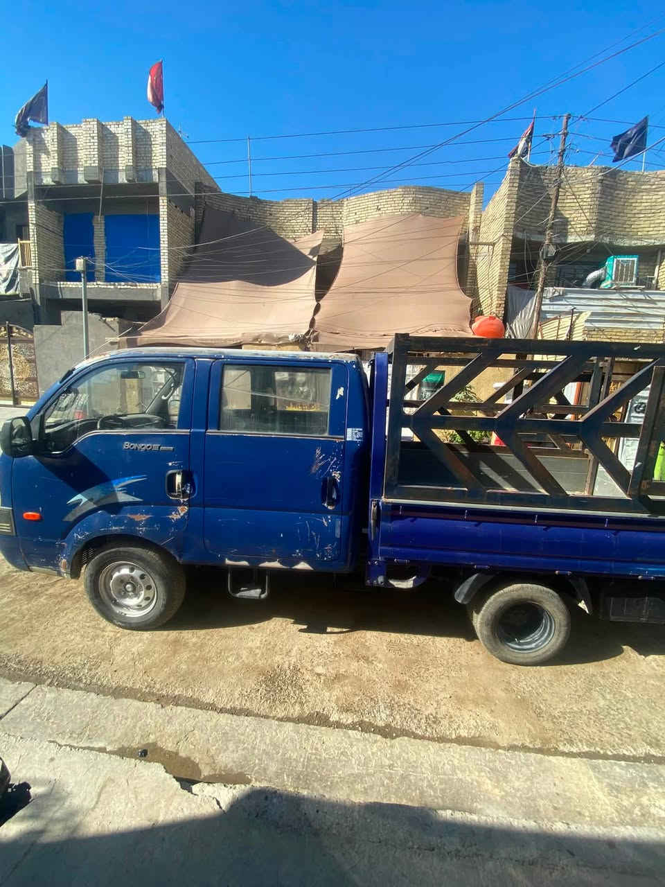 كيه بنگو دبل قماره موديل 2007 مكينتها 3000مفتوح ممشاها 160 الف
كفالة من الضربة والصبغ عدى القماره واكع صبغها ومعروف باللون الآزرك وهذا الموديل ما بيها خياس ابد بس مكان صغير گد اصبع جوه الدوسة مال باب وسبب الخياس السيارة متروكة ويرادلها شوية أدامه بأسمي ابيعلك شرط تحويل ما عليها ضرايب ولا غرامات بس غرامات تأخيرية مال تجديد السنوي المعاملة  على الشراي 
گير اكسل كفالة مكينتها بيها خيط تبخير ومعروف المفتوح دائماً بي خيط تبخير 
السعر 80بي مجال 
رقم *********** 
بغداد العبيدي
